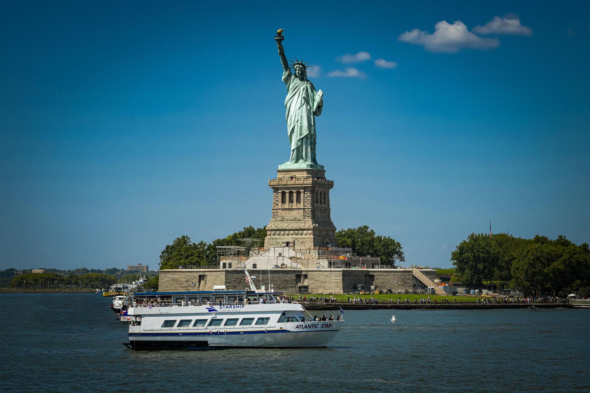 Starship NYC Landmark 90 Min Sightseeing Cruise - Image 1