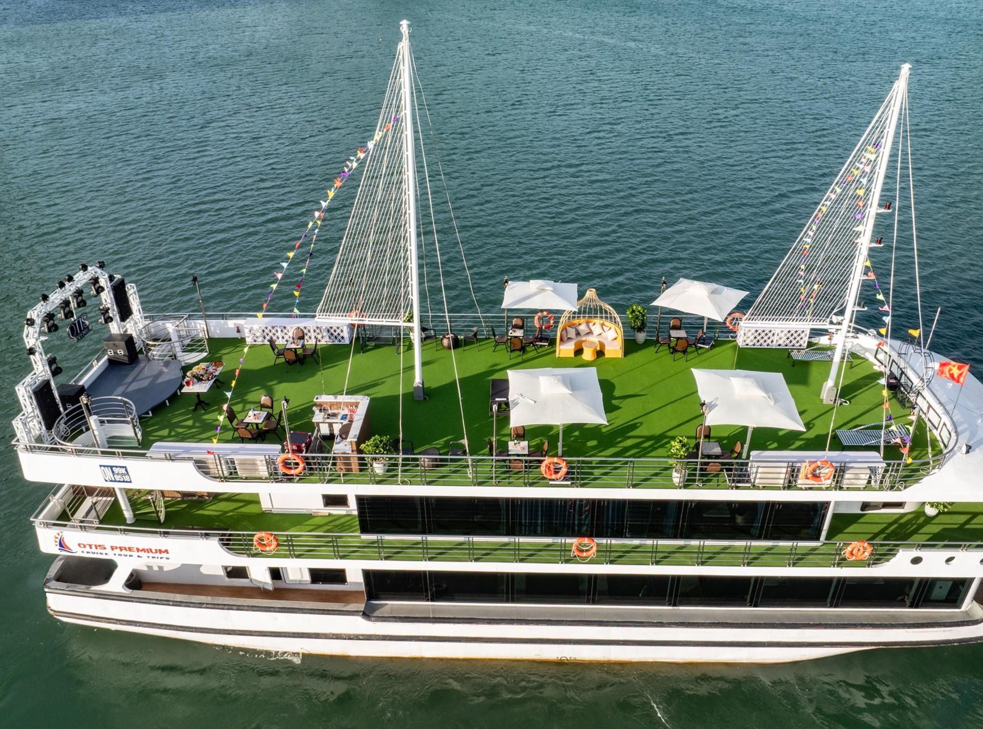 Otis Premium Day Cruise: Ha Long Bay, Sung Sot, Ti Top - Thumbnail 18