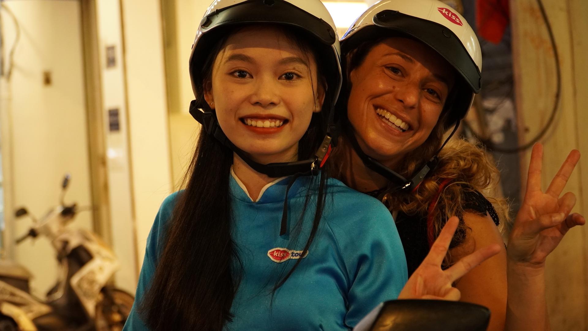 Street Food & Sightseeing Tour with Aodai Rider in Ho Chi Minh City - Thumbnail 11