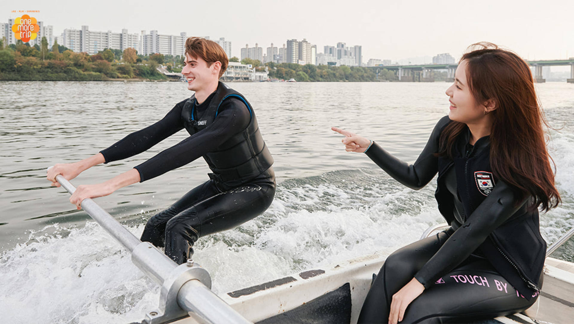 Waterskiing on the Han River in Seoul - Thumbnail 8