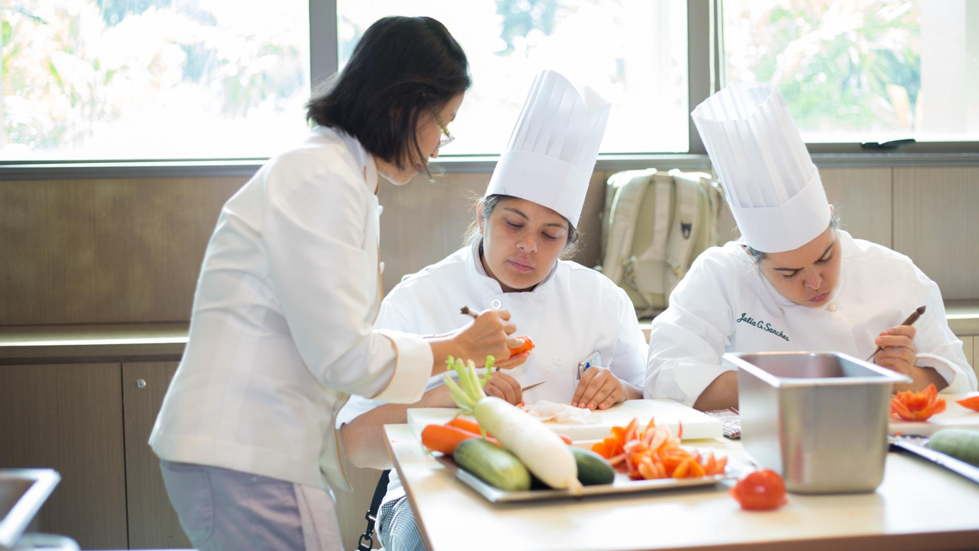Traditional Thai Fruit and Vegetable Carving Class - Thumbnail 5
