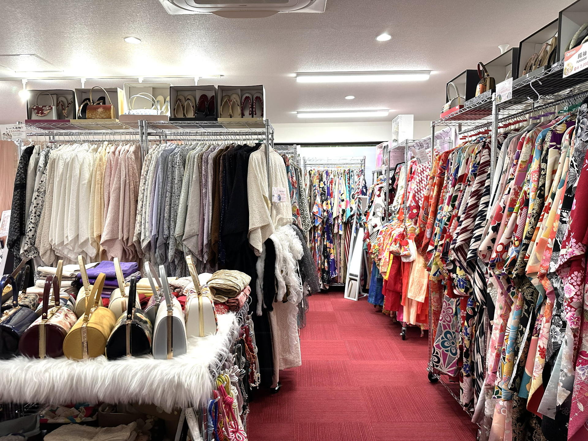 Kyoto Arashiyama Kimono Rental: 3-minute walk to Togetsukyo Bridge, includes women's hair set. Kyoto Aiwafuku - Thumbnail 23