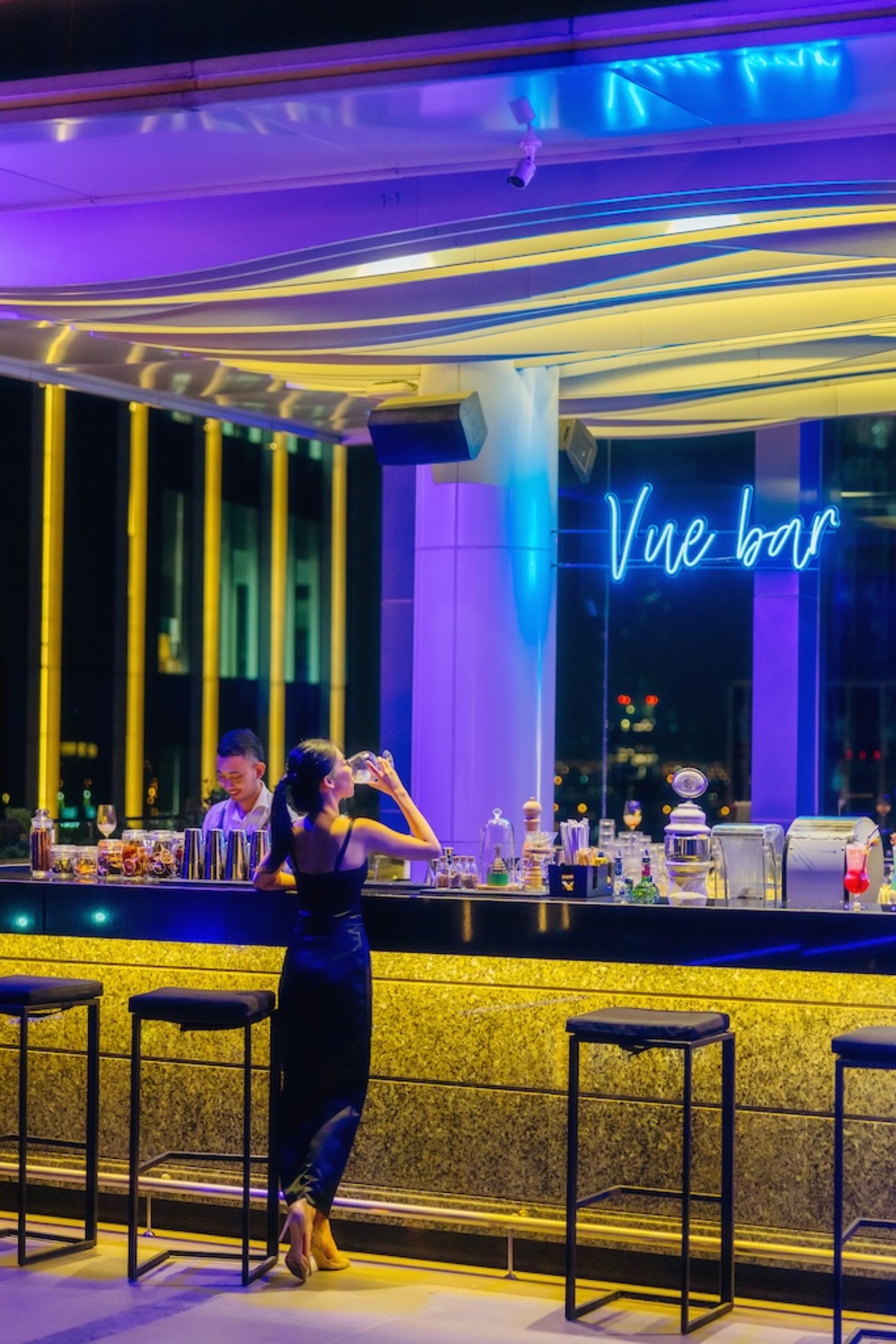 The Vue Rooftop Bar at Mercure Bangkok Sukhumvit 24 - Thumbnail 7