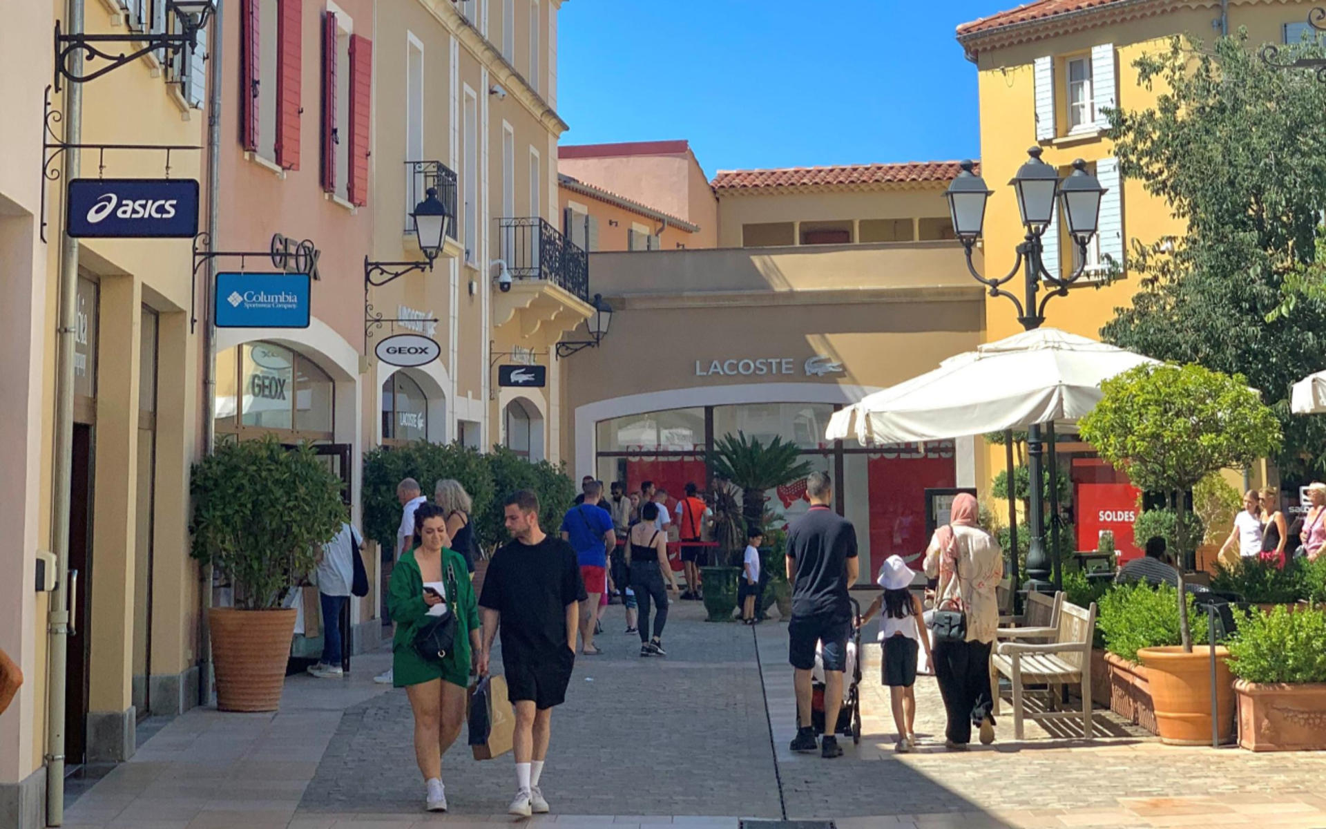Marseille Outlet Shopping Experience - Thumbnail 4