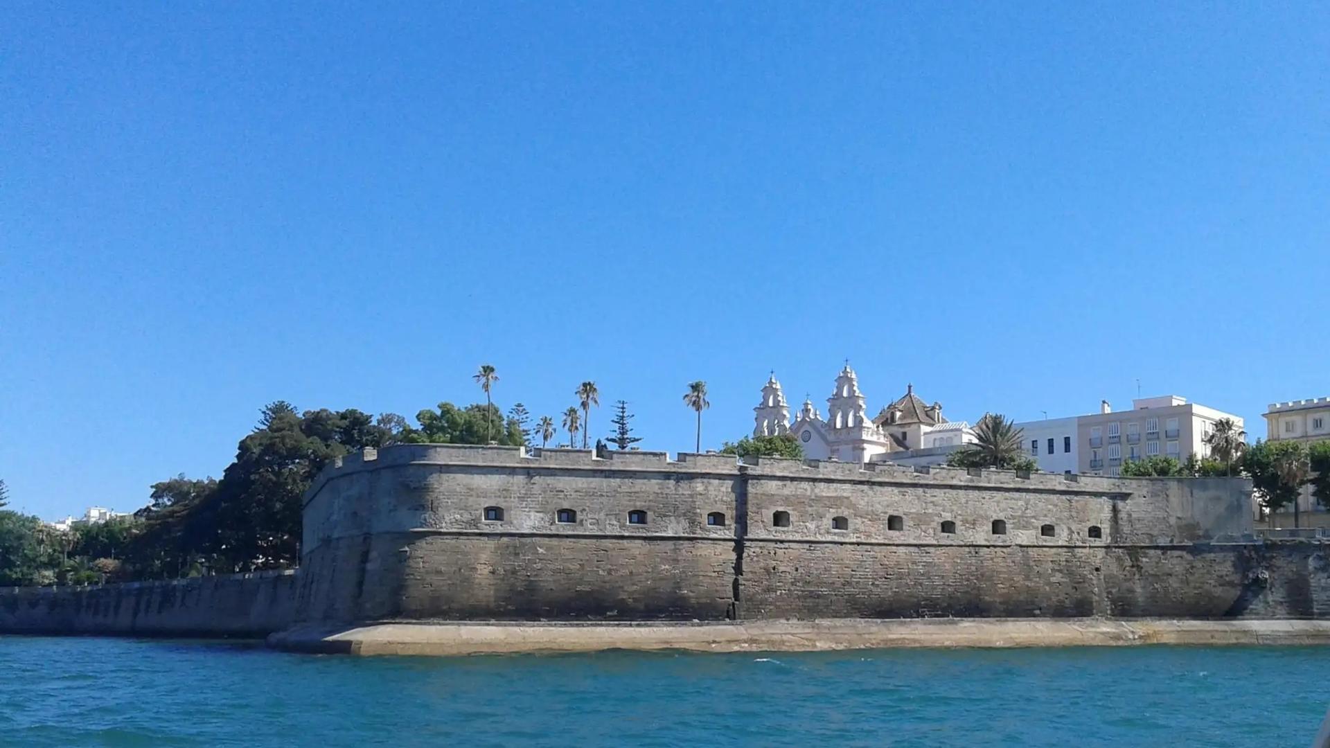 Catamaran sightseeing experience in Cadiz  - Thumbnail 4
