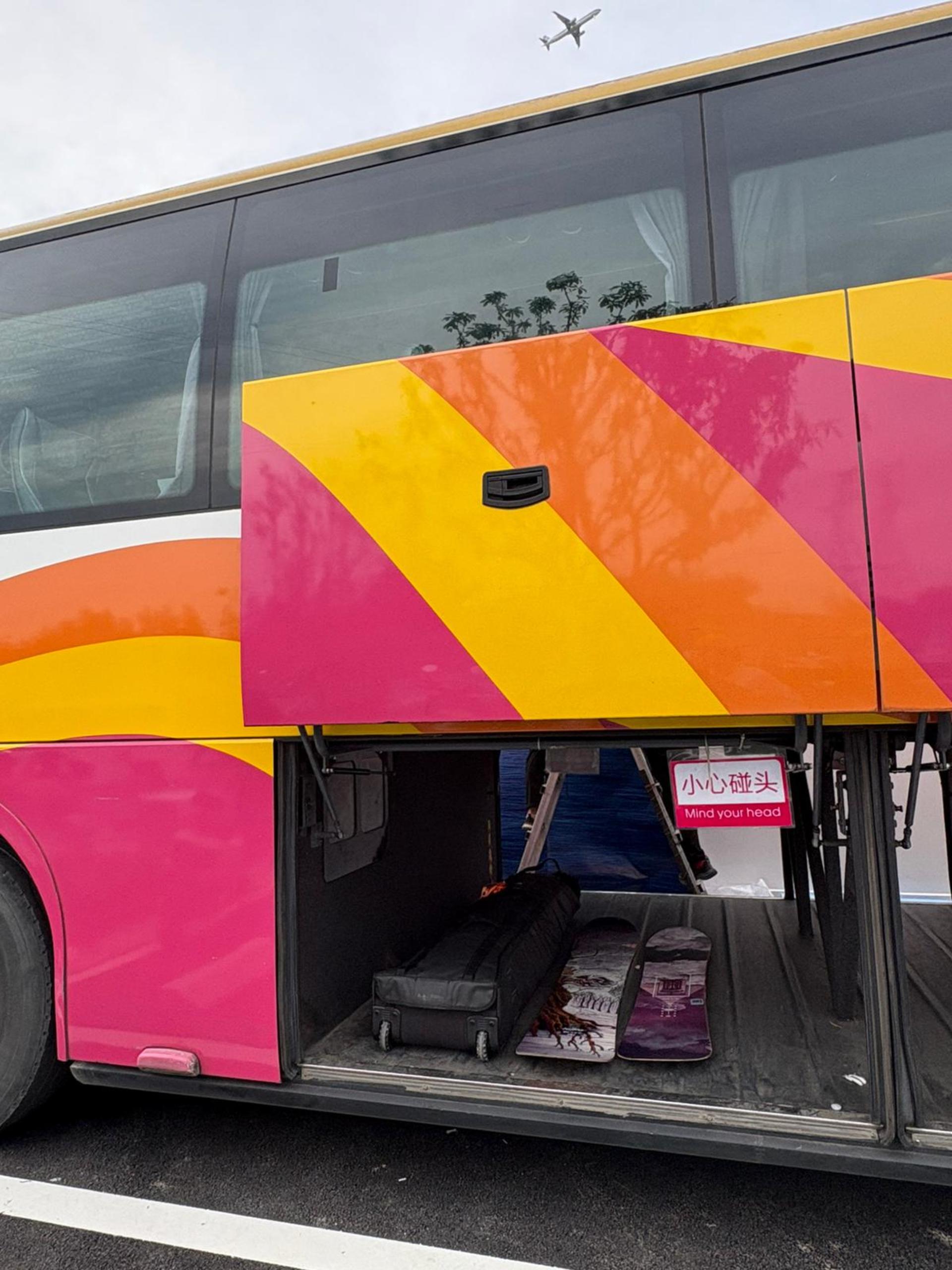 Direct bus between Hong Kong and Shenzhen Huafa Snow BONSKI - Thumbnail 7