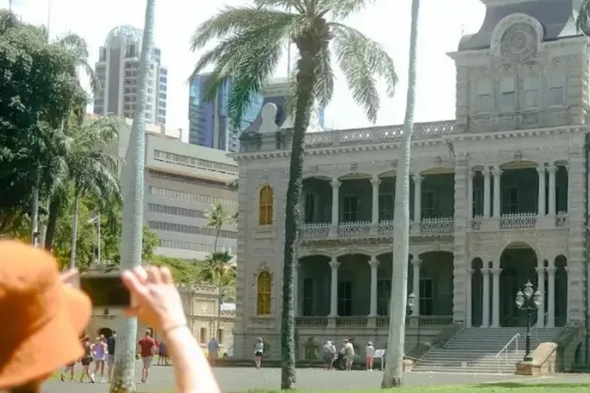 Waikiki Trolley Pass in Hawaii - Thumbnail 5