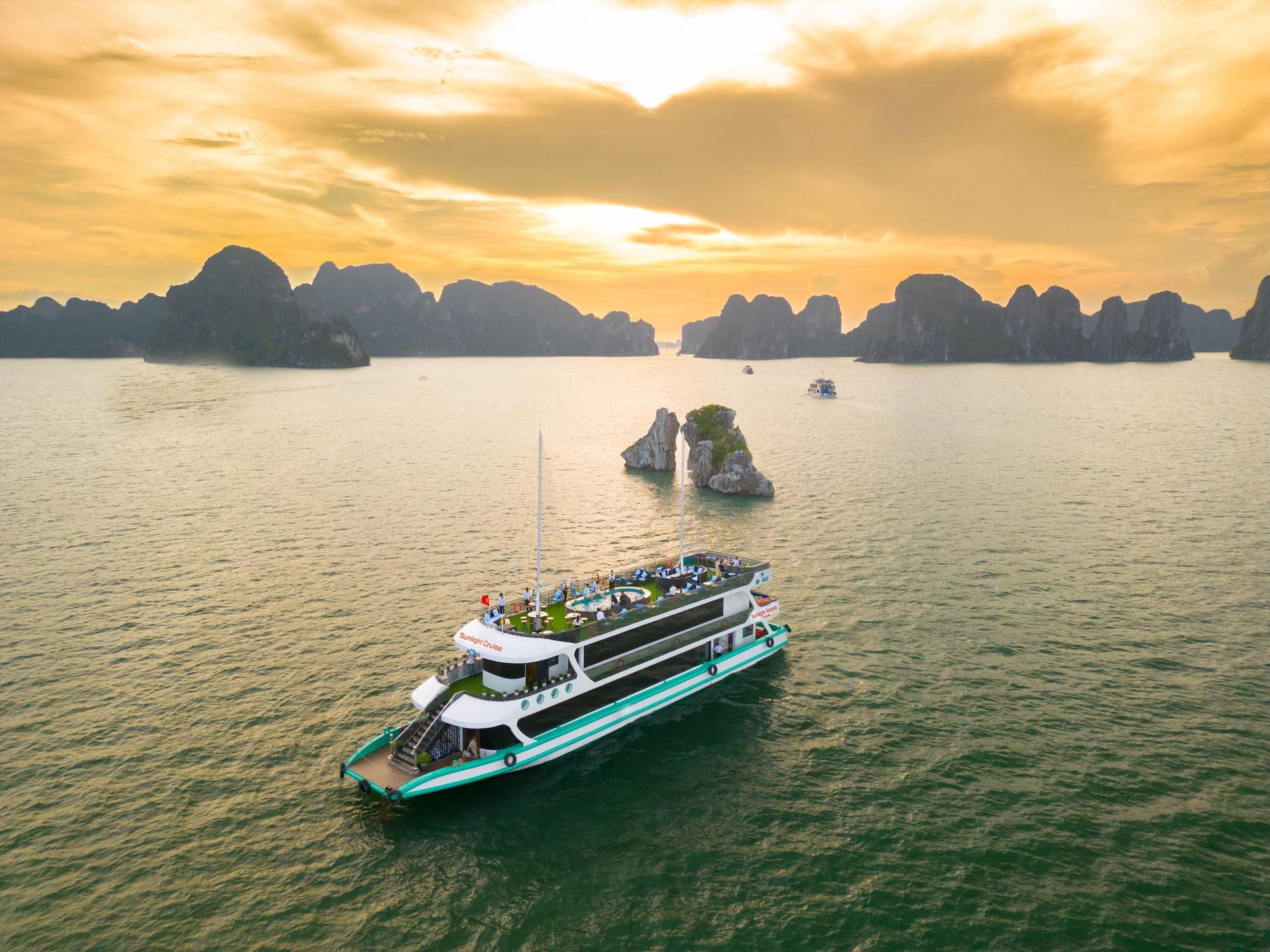 Sunlight Grand Day Cruise: Ha Long Bay, Sung Sot, Titop Island - Thumbnail 2