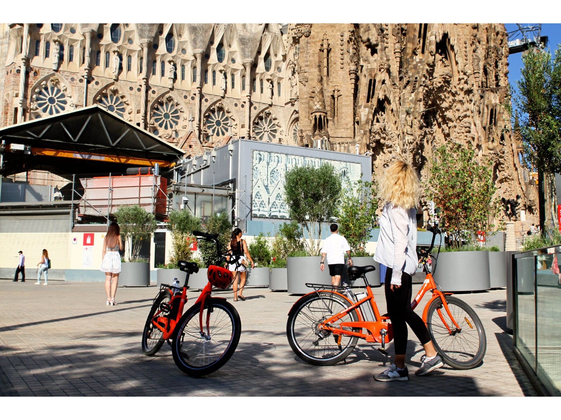 Barcelona Top 20 Bike & E-Bike Tour with Local Guide - Thumbnail 8