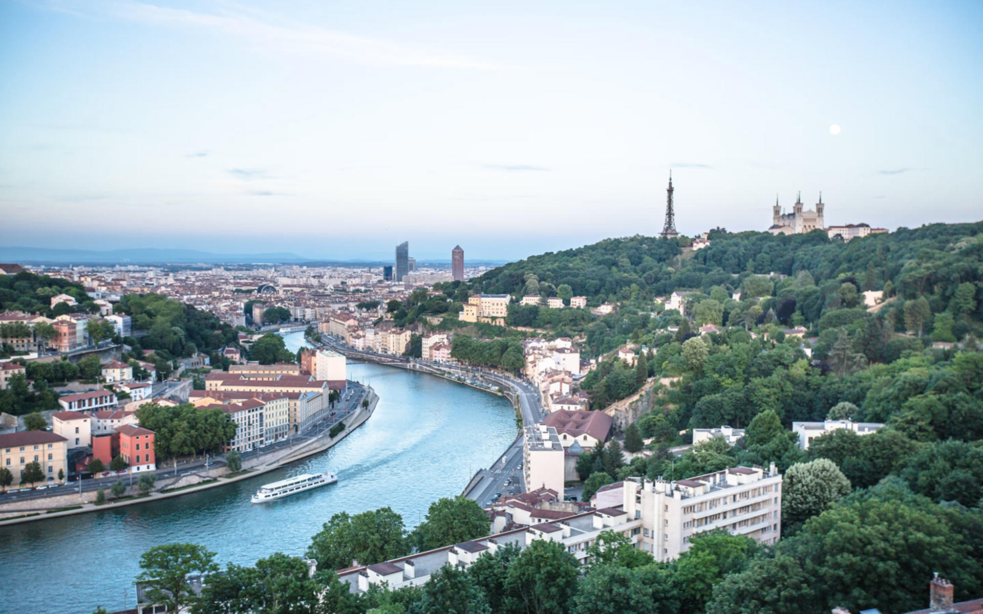 Lunch Cruise Experience on the Saone in Lyon - Thumbnail 4