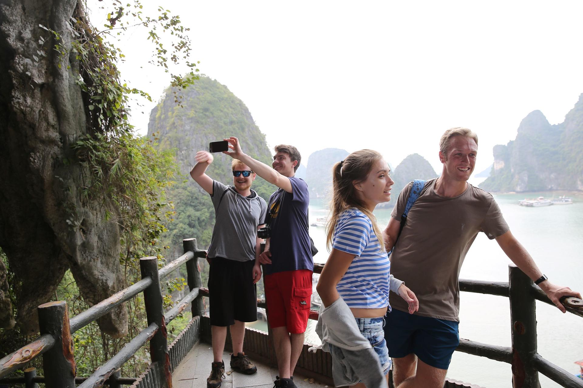 Reina Day Cruise: Ha Long Bay with Sung Sot and Ti Top - Thumbnail 7