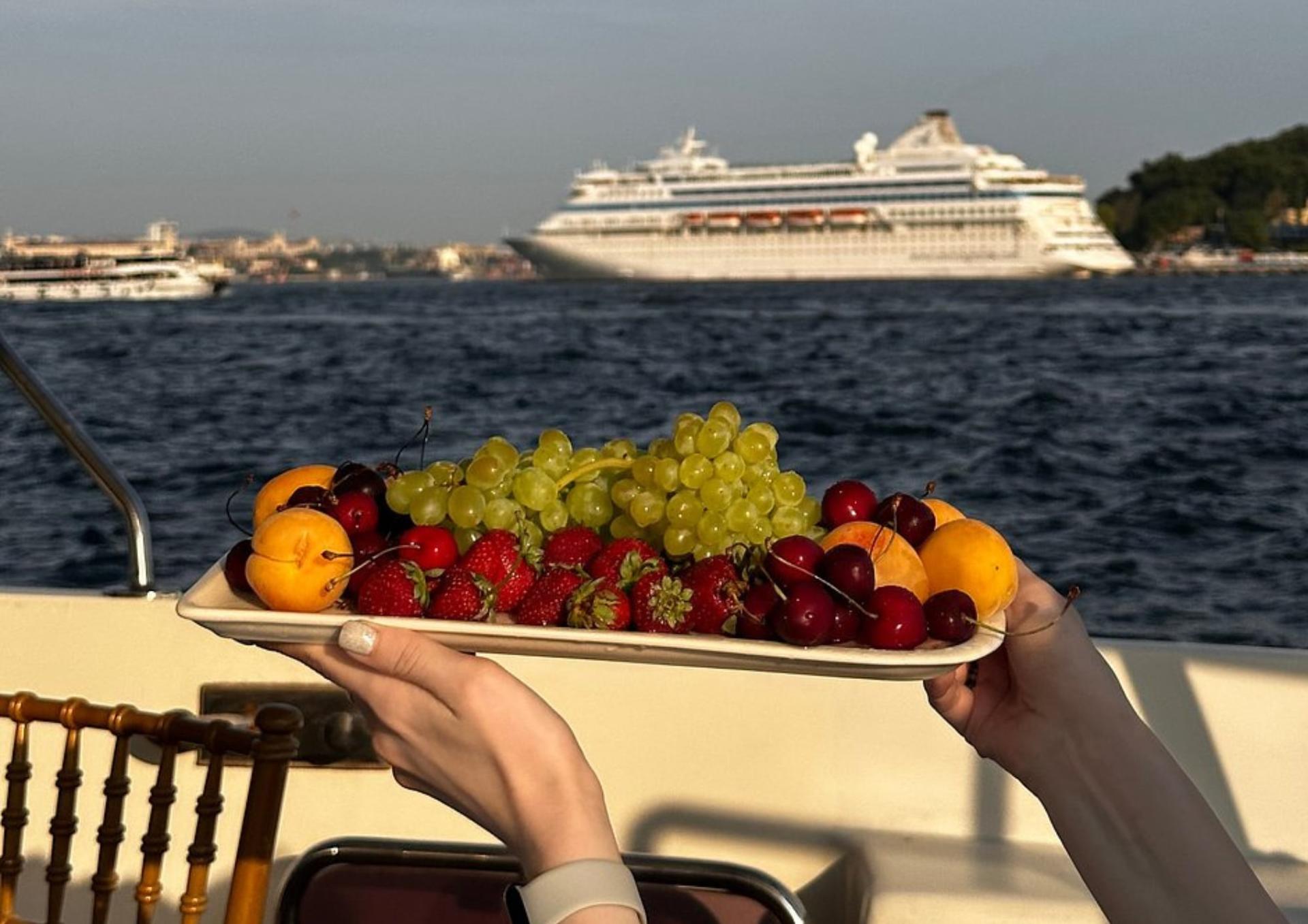 Sunset or Daytime Luxury Yacht cruise with AudioGuide & Snacks - Thumbnail 2