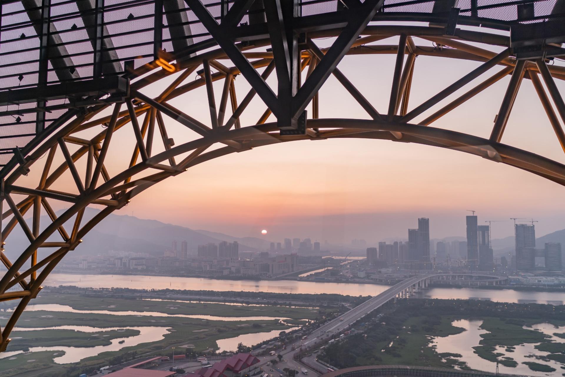 Golden Reel Ferris Wheel in Studio City Macau - Thumbnail 6