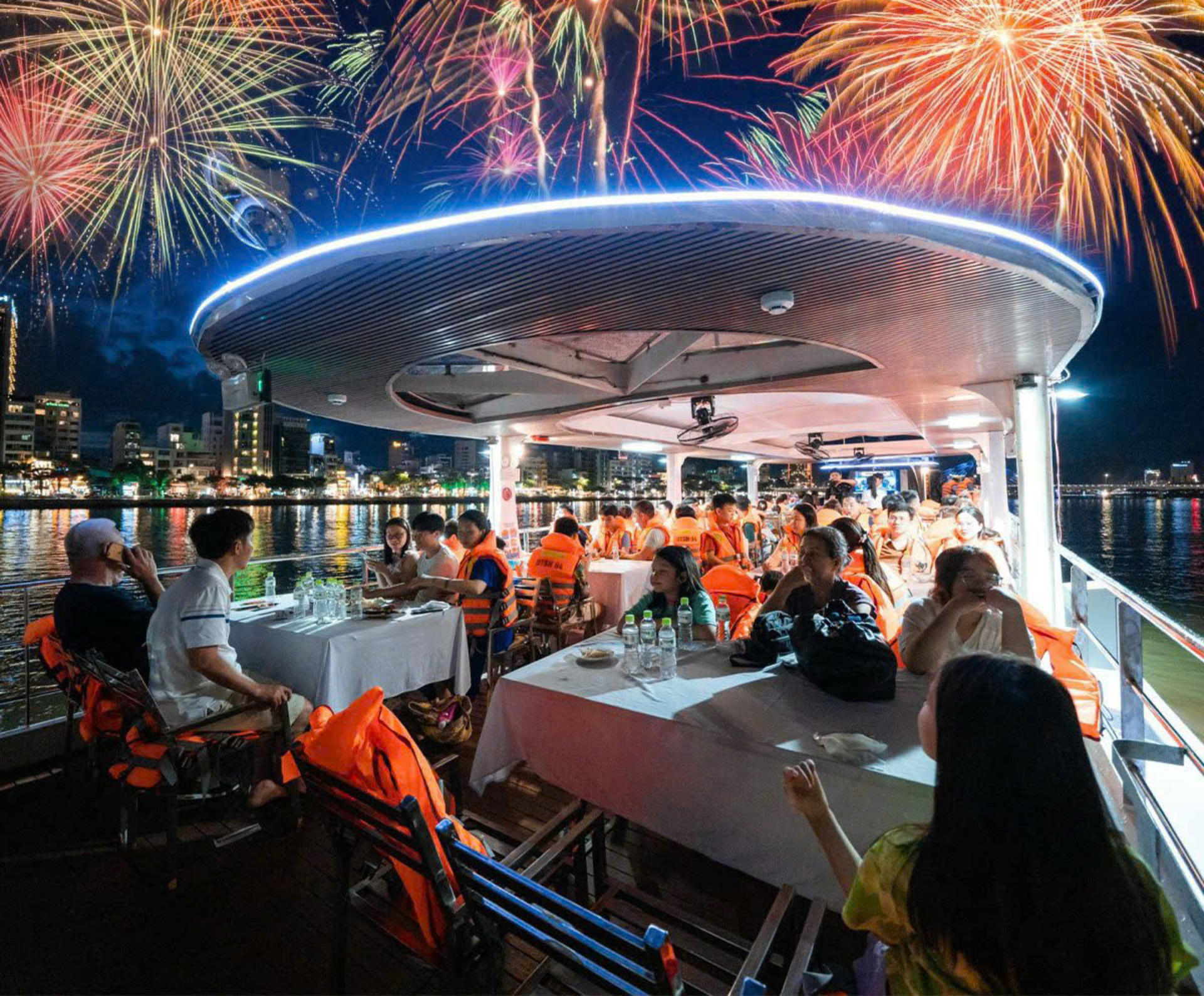 Han River Sightseeing and Dining Experience on 4U Cruise in Da Nang - Thumbnail 2