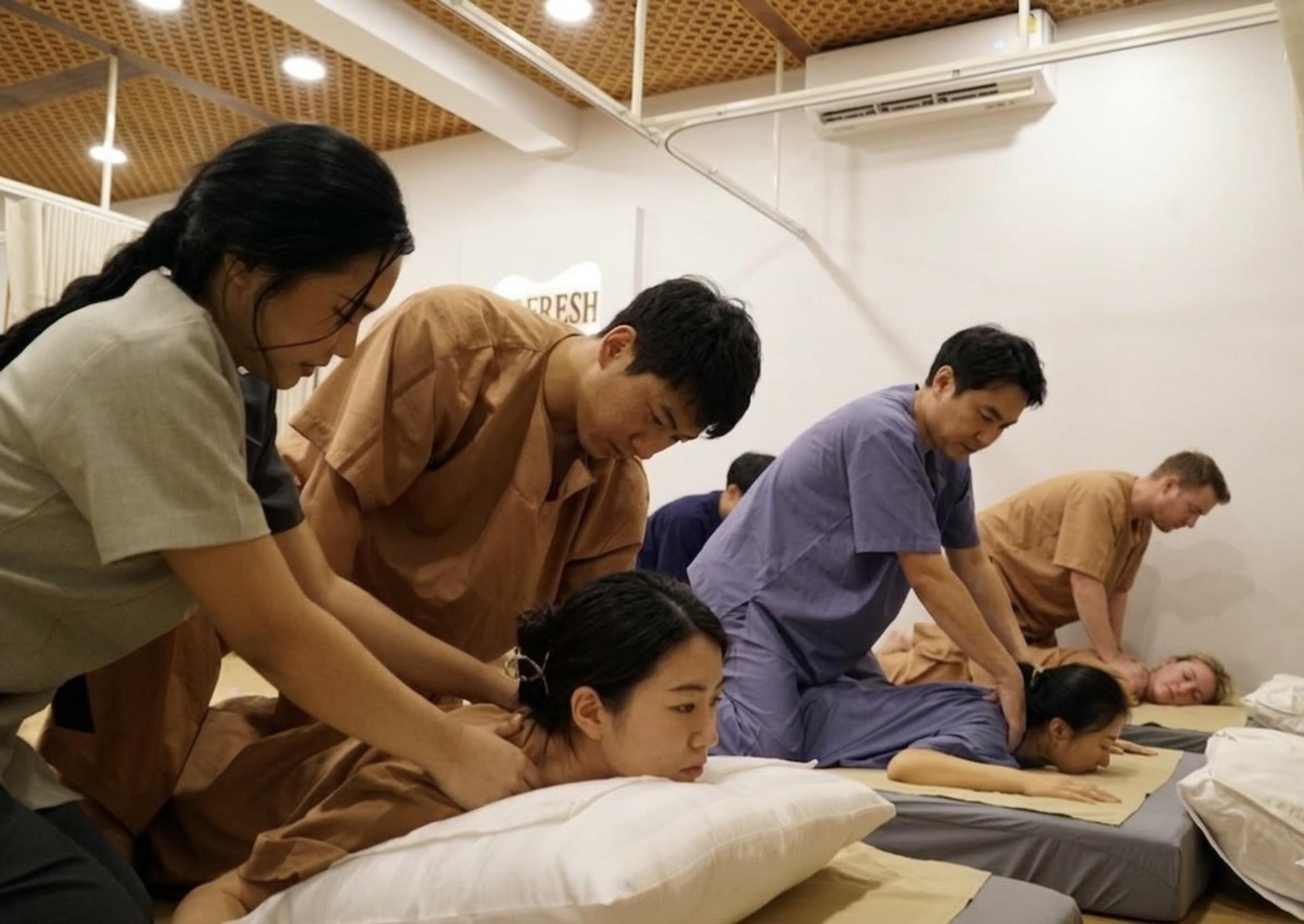 Best Couples Thai Massage Workshop at BTS Taksin in Bangkok - Thumbnail 14