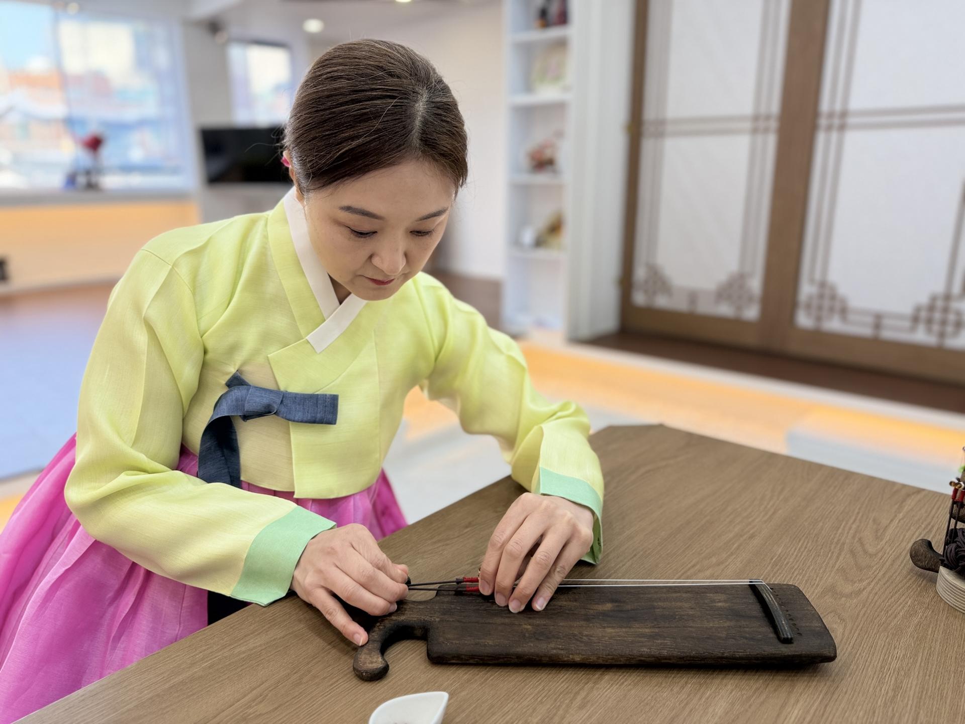  Real K-Vibes:Hanbok + Gayageum Class you'll Never Forget - Thumbnail 7