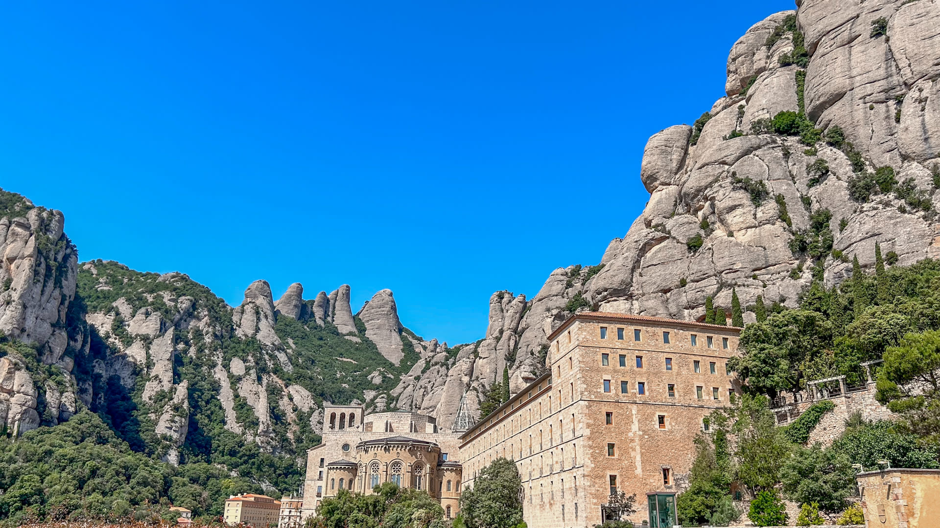 Roundtrip Bus Transfer from Barcelona to Montserrat - Thumbnail 4