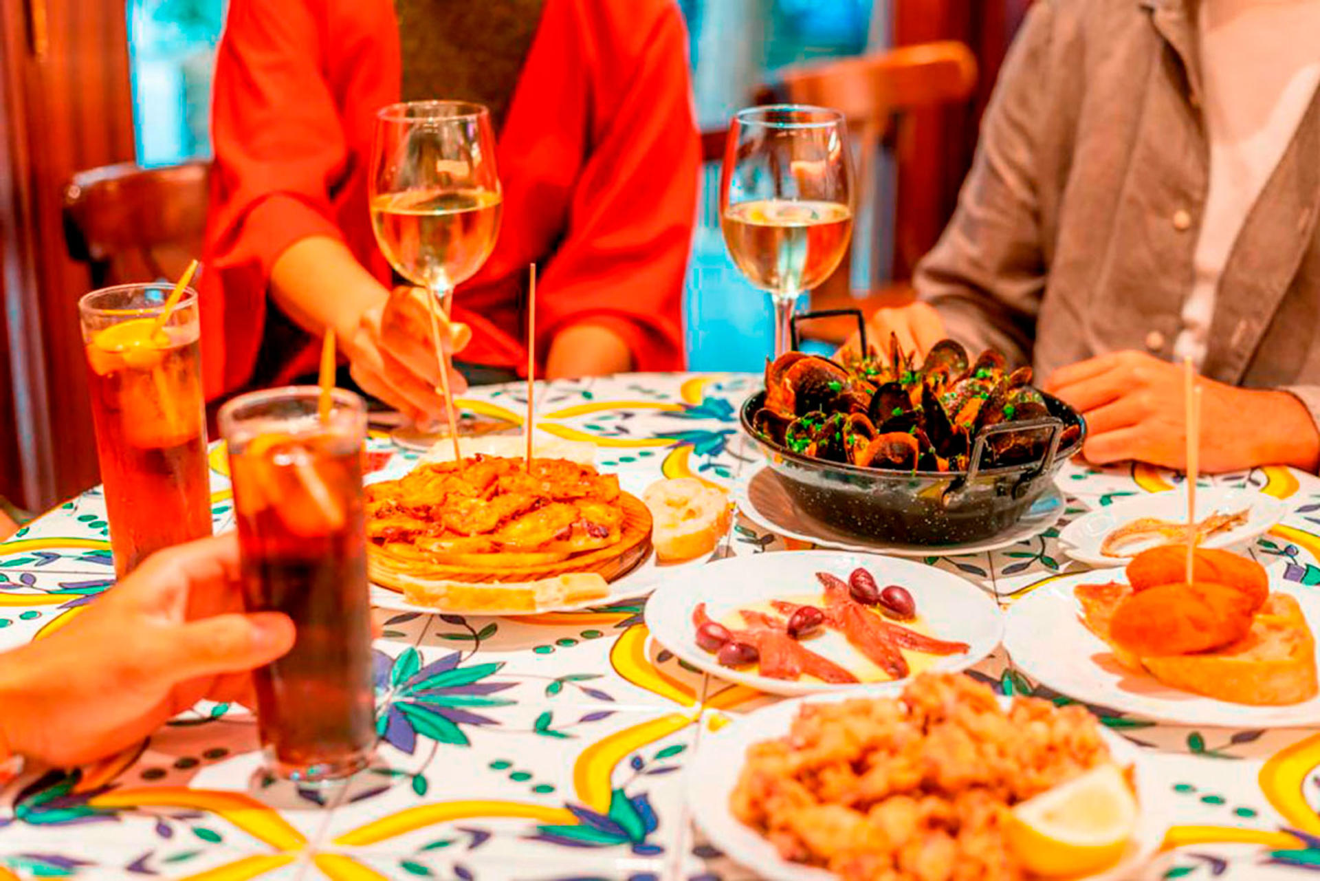 Barcelona Gothic Quarter Tour with Tapas, Wine and Flamenco Show - Thumbnail 7