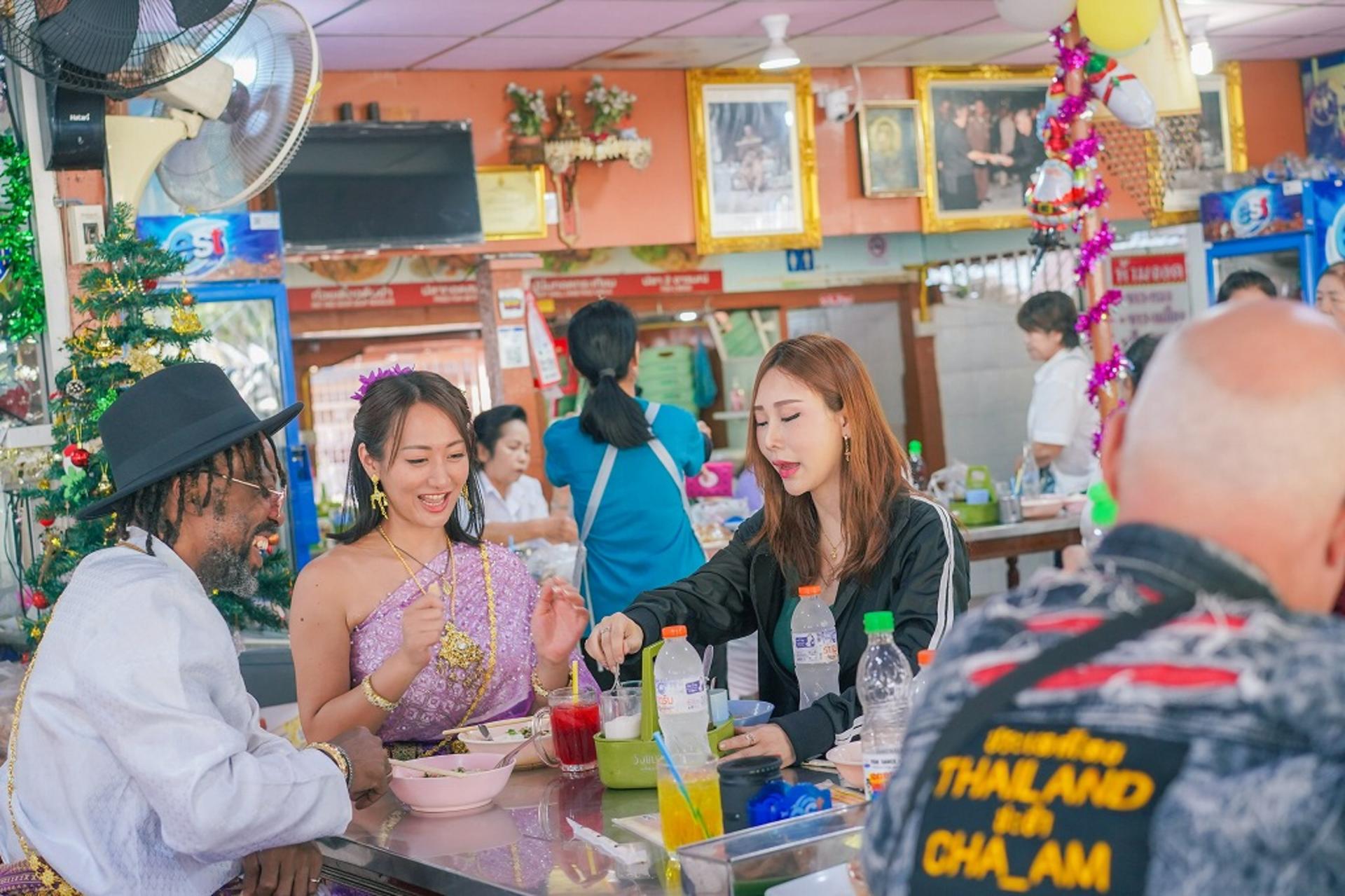 Wat Pho, Wat Arun & Flower Market Guided Walking Tour in Bangkok - Thumbnail 31