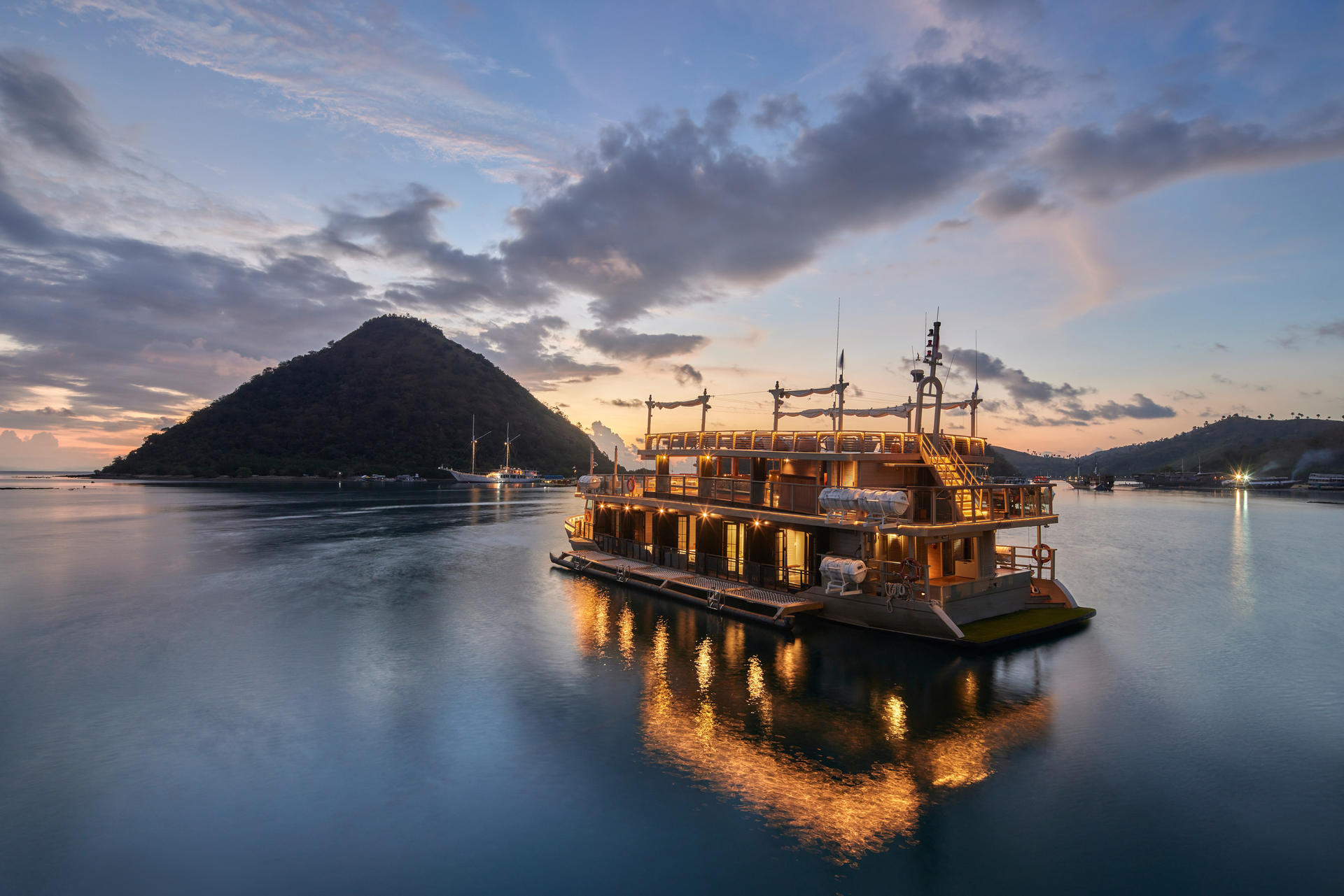 Sunset Dinner Cruise in Labuan Bajo by AYANA Komodo Waecicu Beach - Image 1