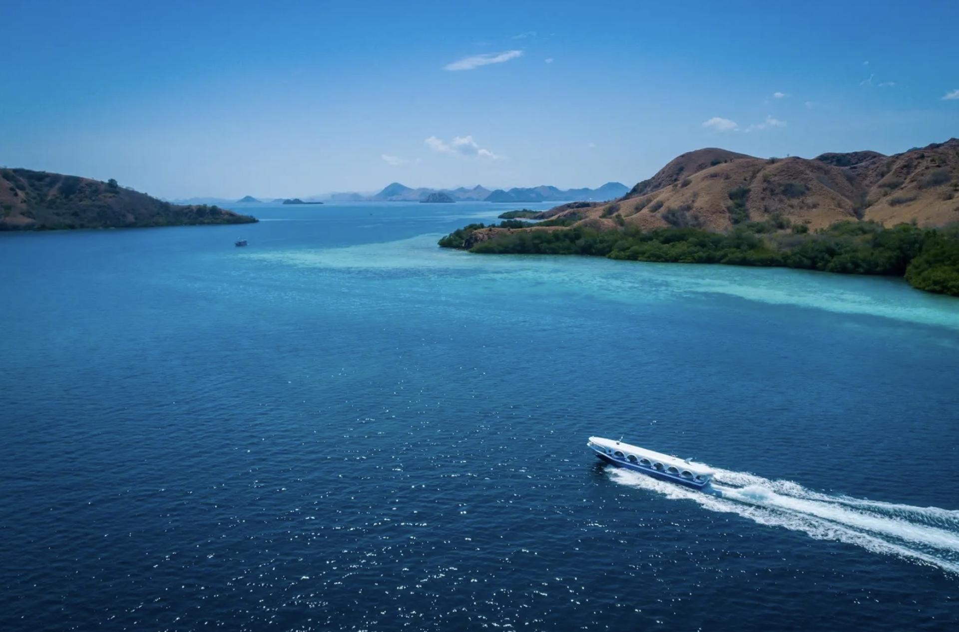 Glass Bottom Boat Trip in Labuan Bajo by AYANA Komodo Waecicu Beach - Thumbnail 5