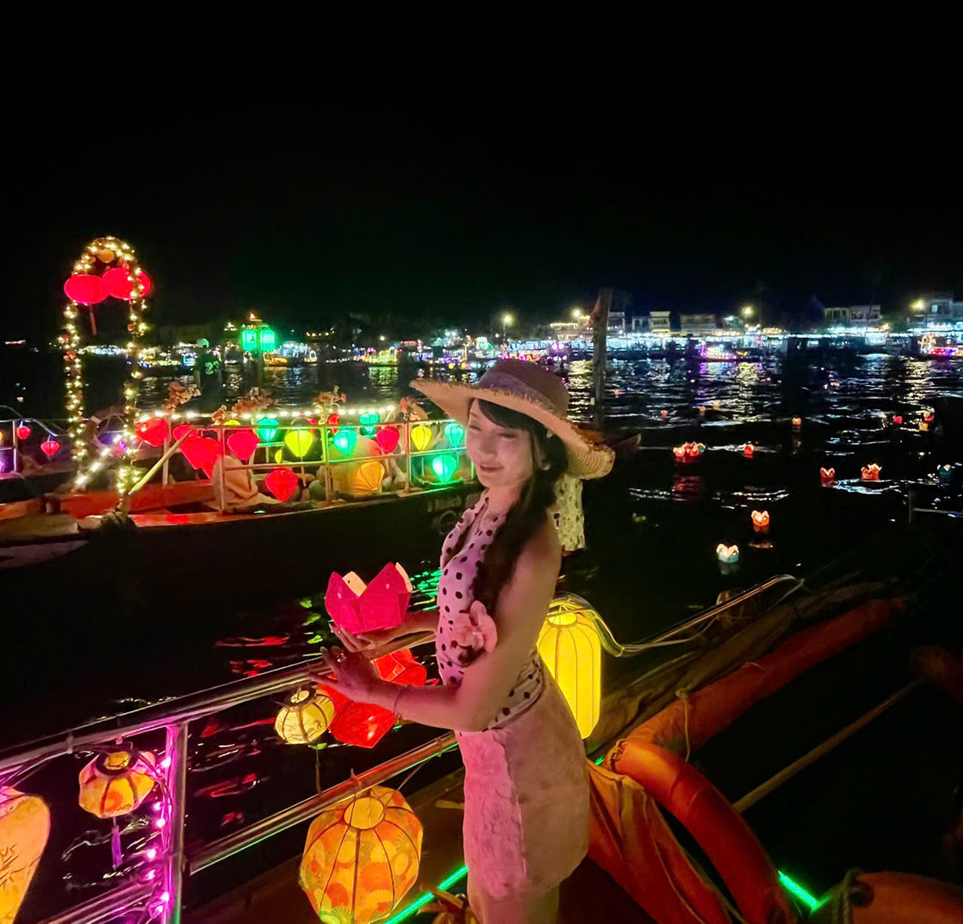 Hoi An: Hoai River Premium Boat Ride & Floating Lantern Experience - Thumbnail 2