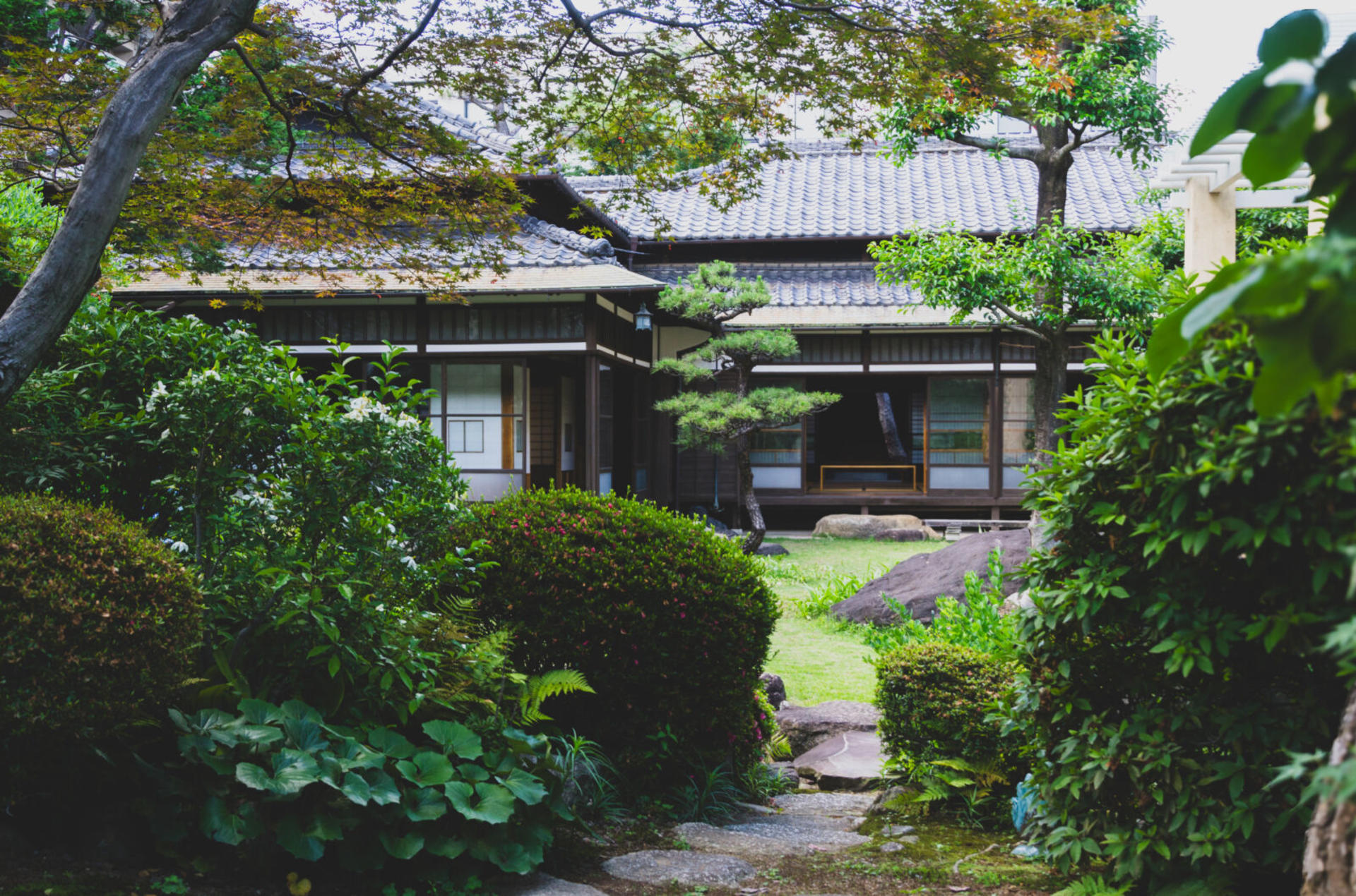 Guided Walk through Nagoya's Castle, Gardens, and Historic Estates - Image 1
