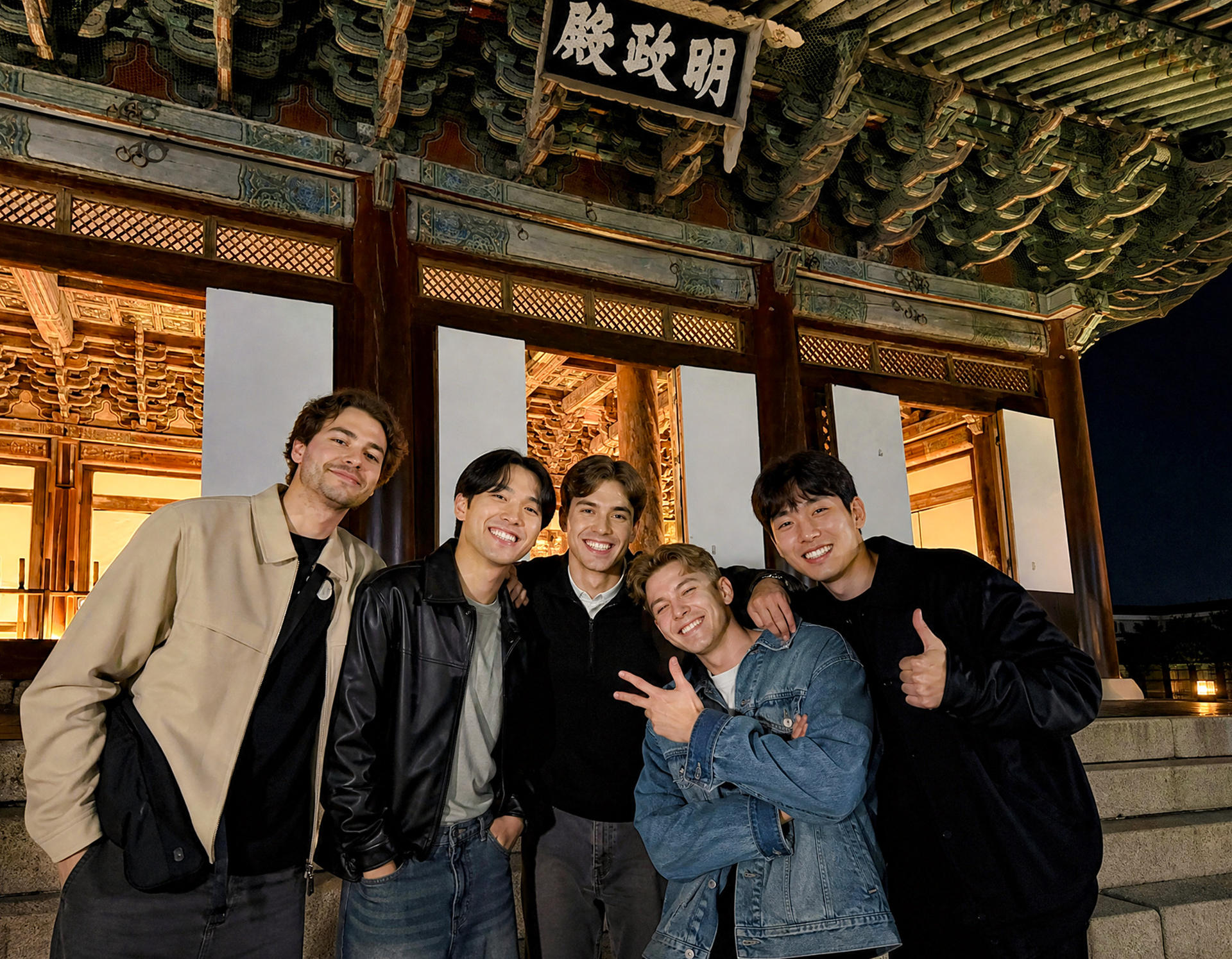 Seoul Night Tour : Changgyeonggung, Gwangjang Market , Naksan Park   - Thumbnail 13