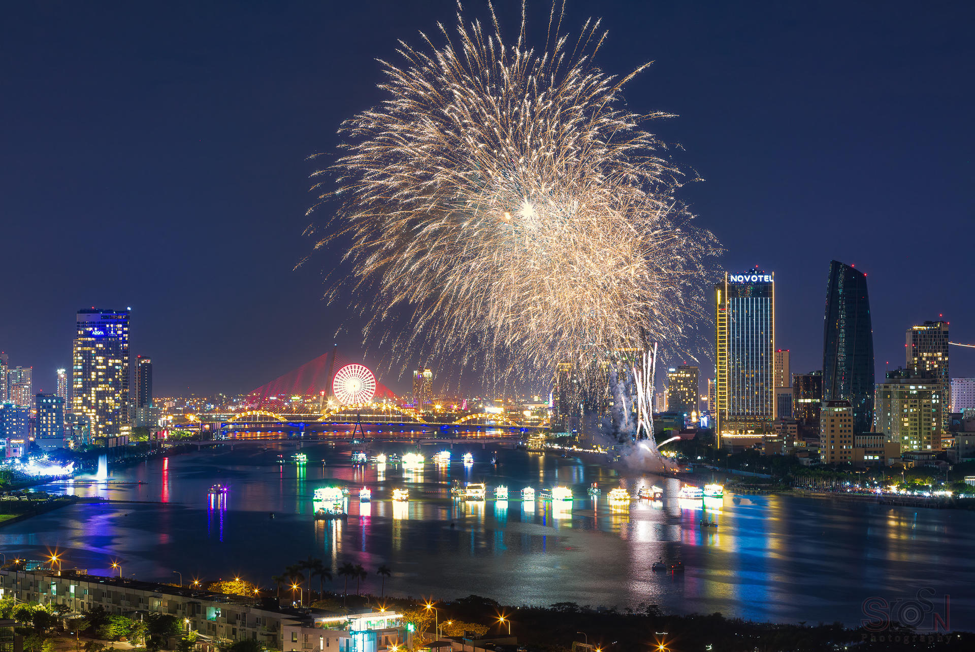 Han River by Night by Phu Quy Cruise in Da Nang - Thumbnail 6