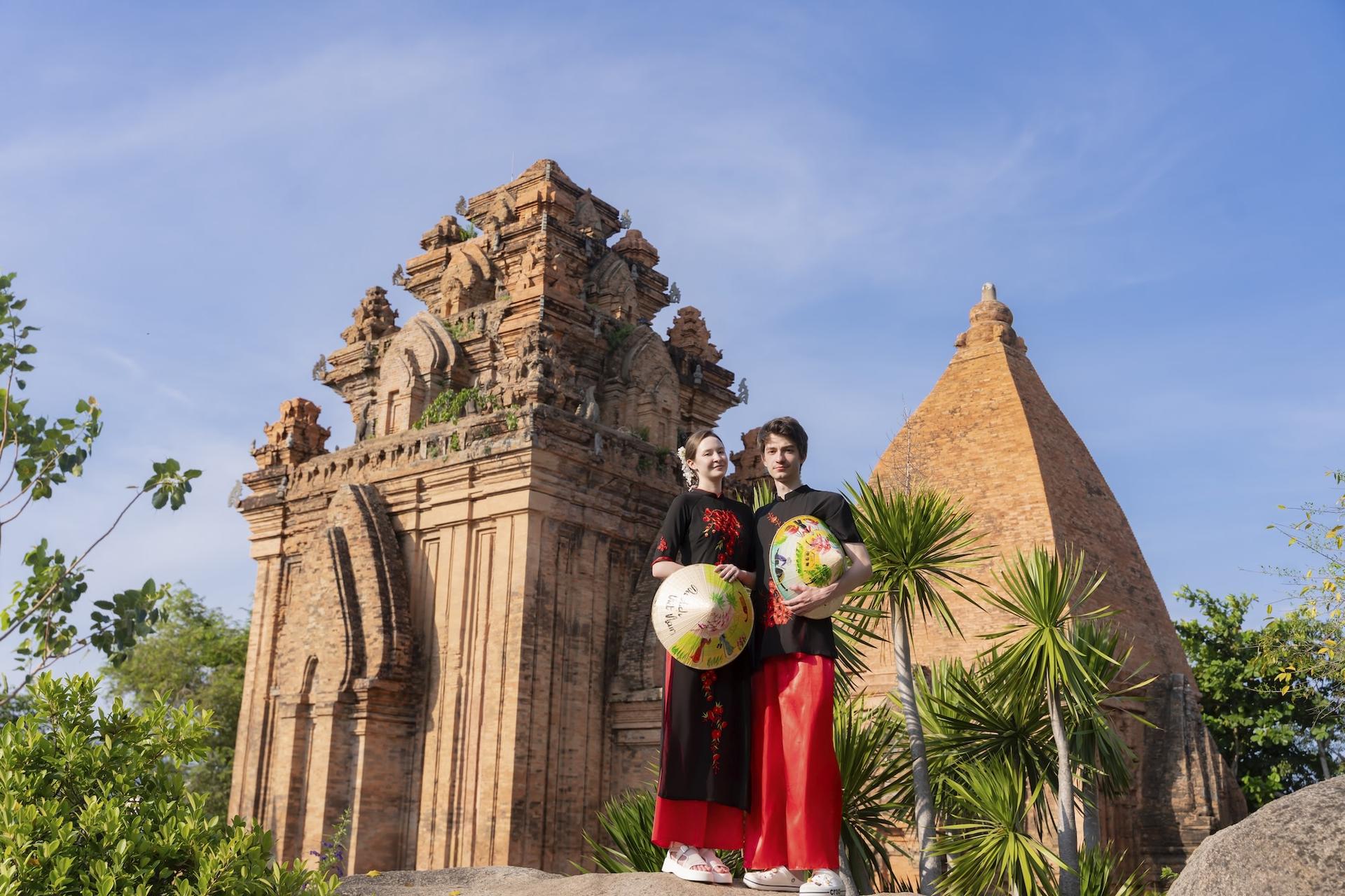 Nha Trang: Outdoor 3-Point Photoshoot + Ao Dai Rental + Transfer - Image 1