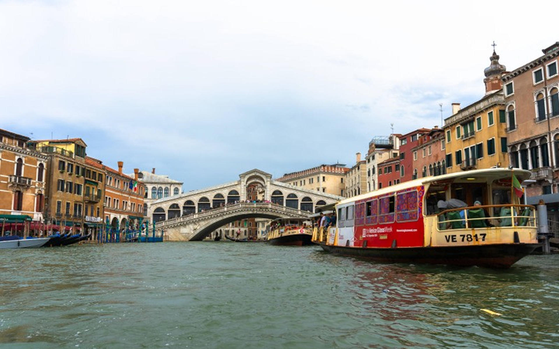 Venice Grand Canal Join-In Gondola Ride Experience - Thumbnail 3