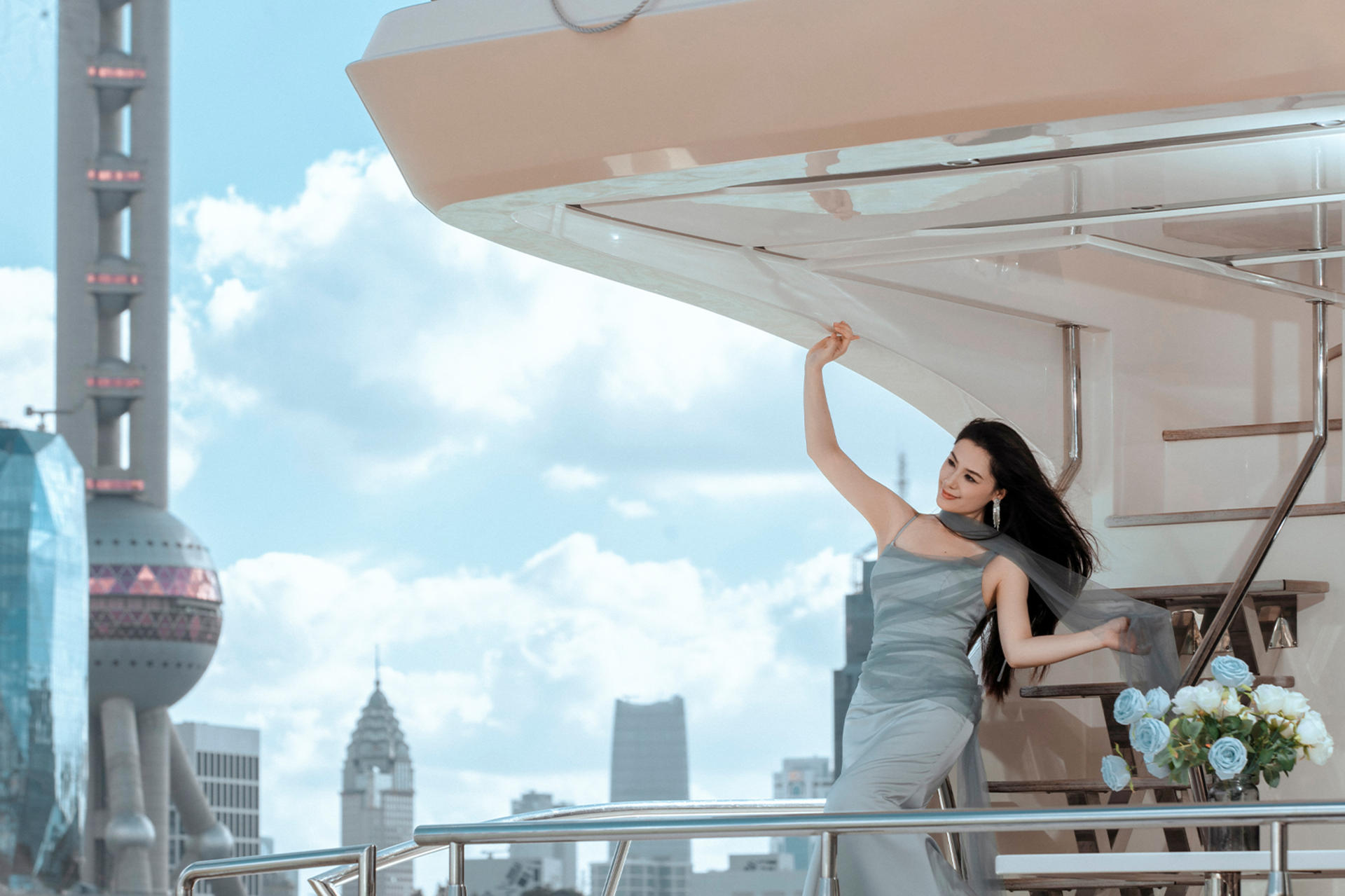 Shanghai Bund single person yacht photography service, approximately 2 hours, includes clothing and styling. - Thumbnail 11