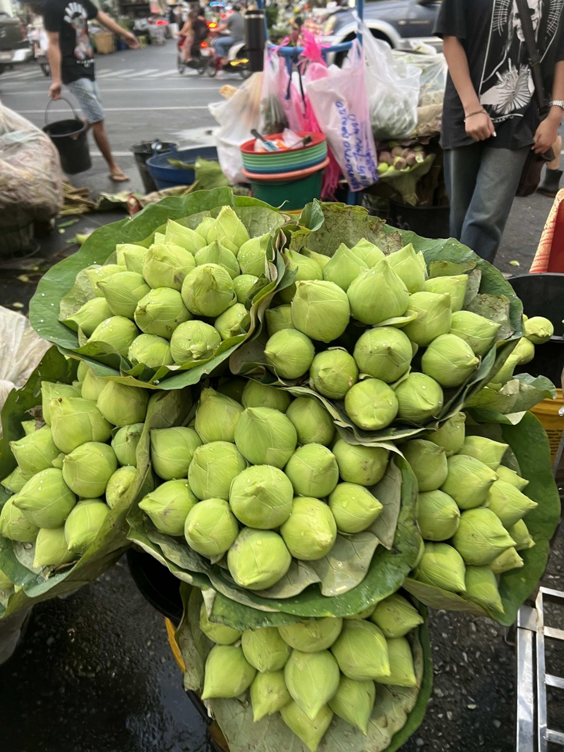 Thai Costume Pro Photo Tour by Tuk Tuk: Wat Arun & Flower Market - Thumbnail 17