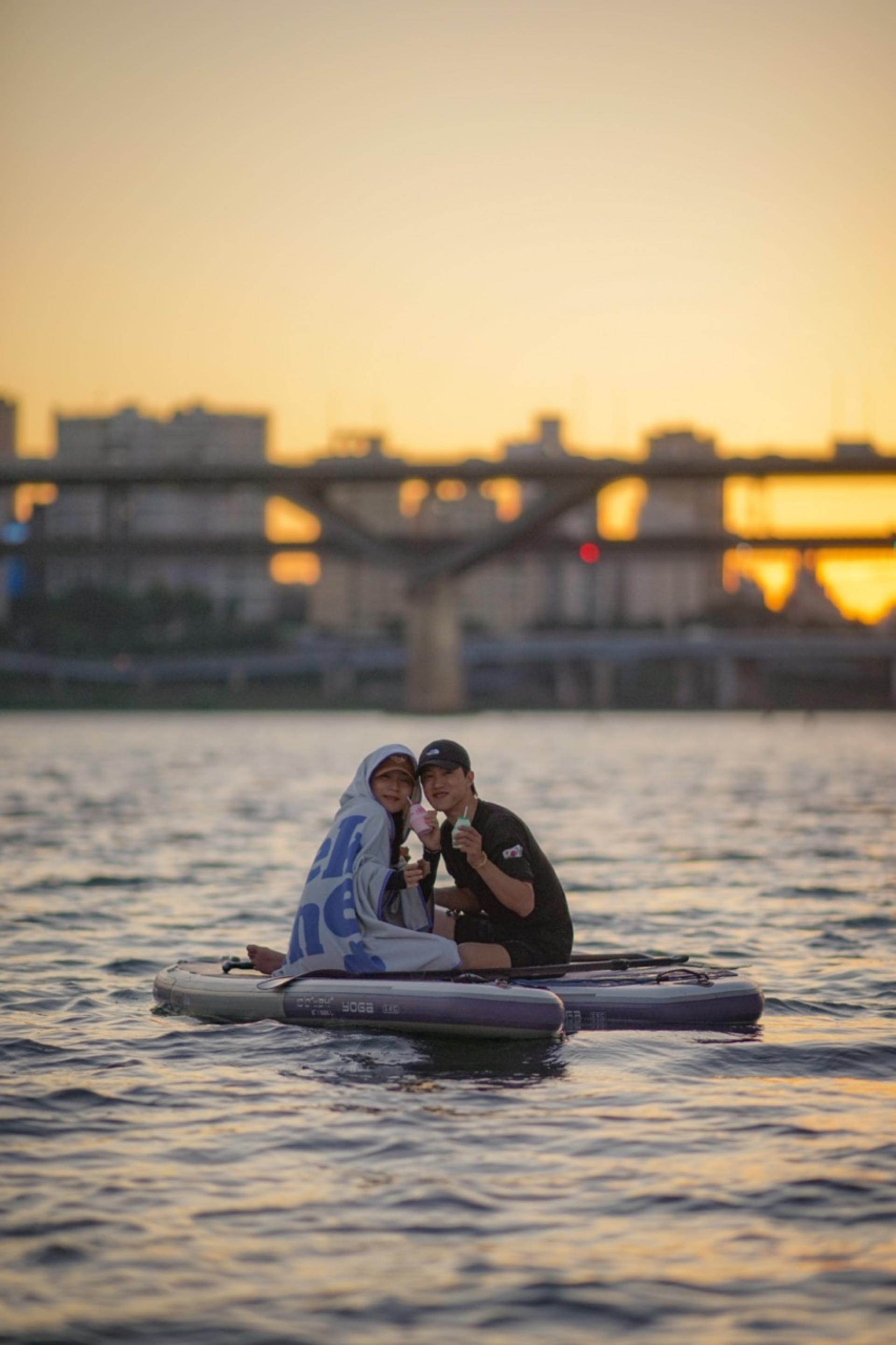 Kayak & Paddleboard Adventure on the Han River in Seoul - Thumbnail 4