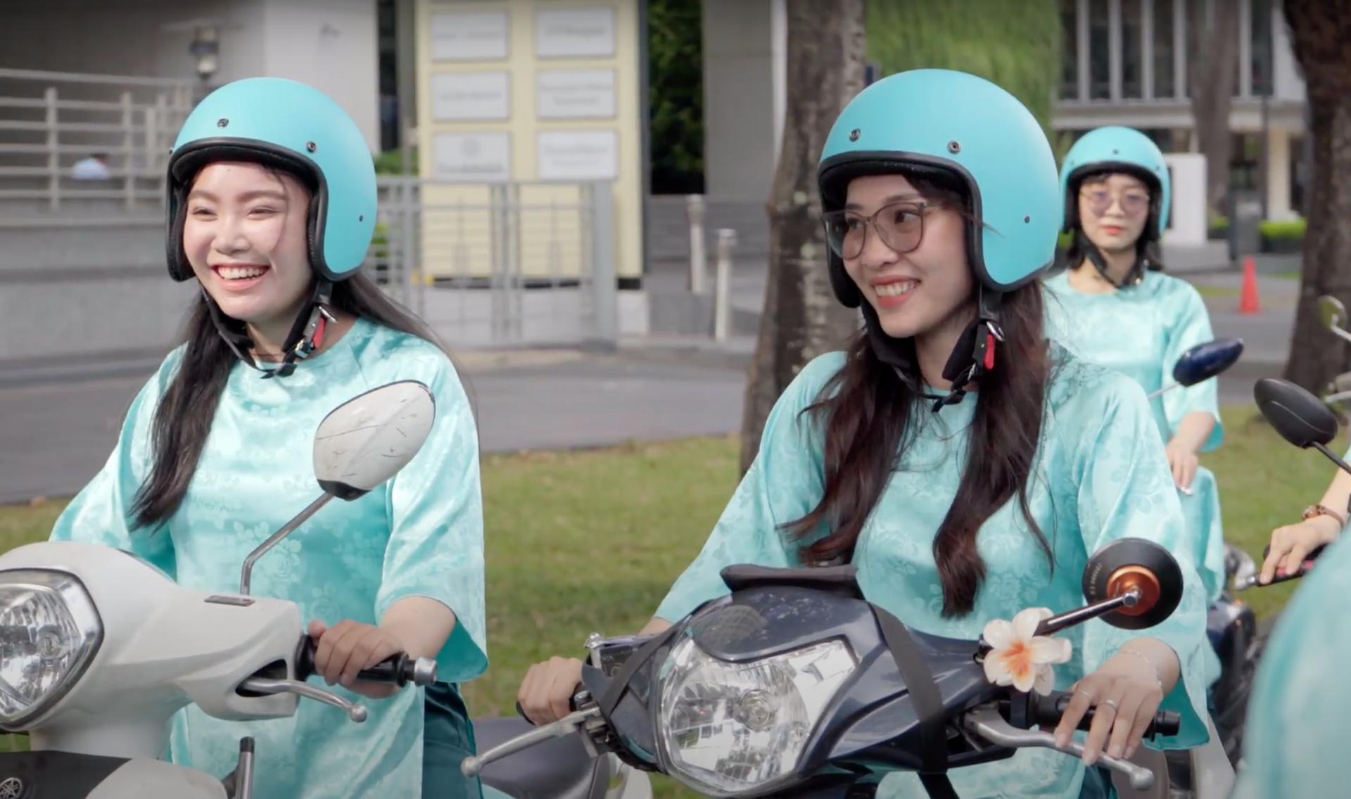 Saigon Night Tour By Motorbike with Female Riders - Thumbnail 8