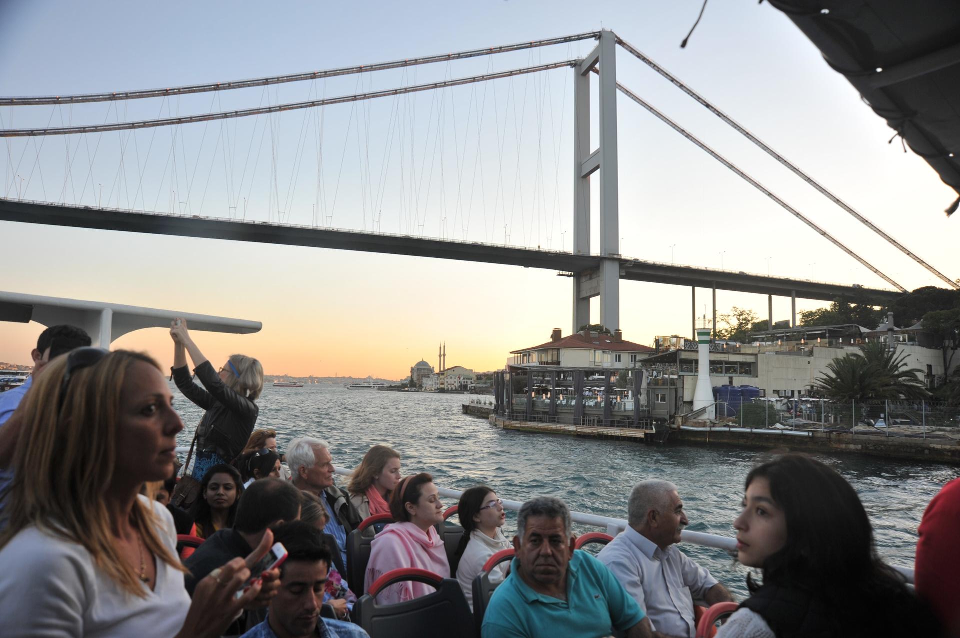 Bosphorus and Golden Horn Cruise with Audio Guide in Istanbul - Thumbnail 3