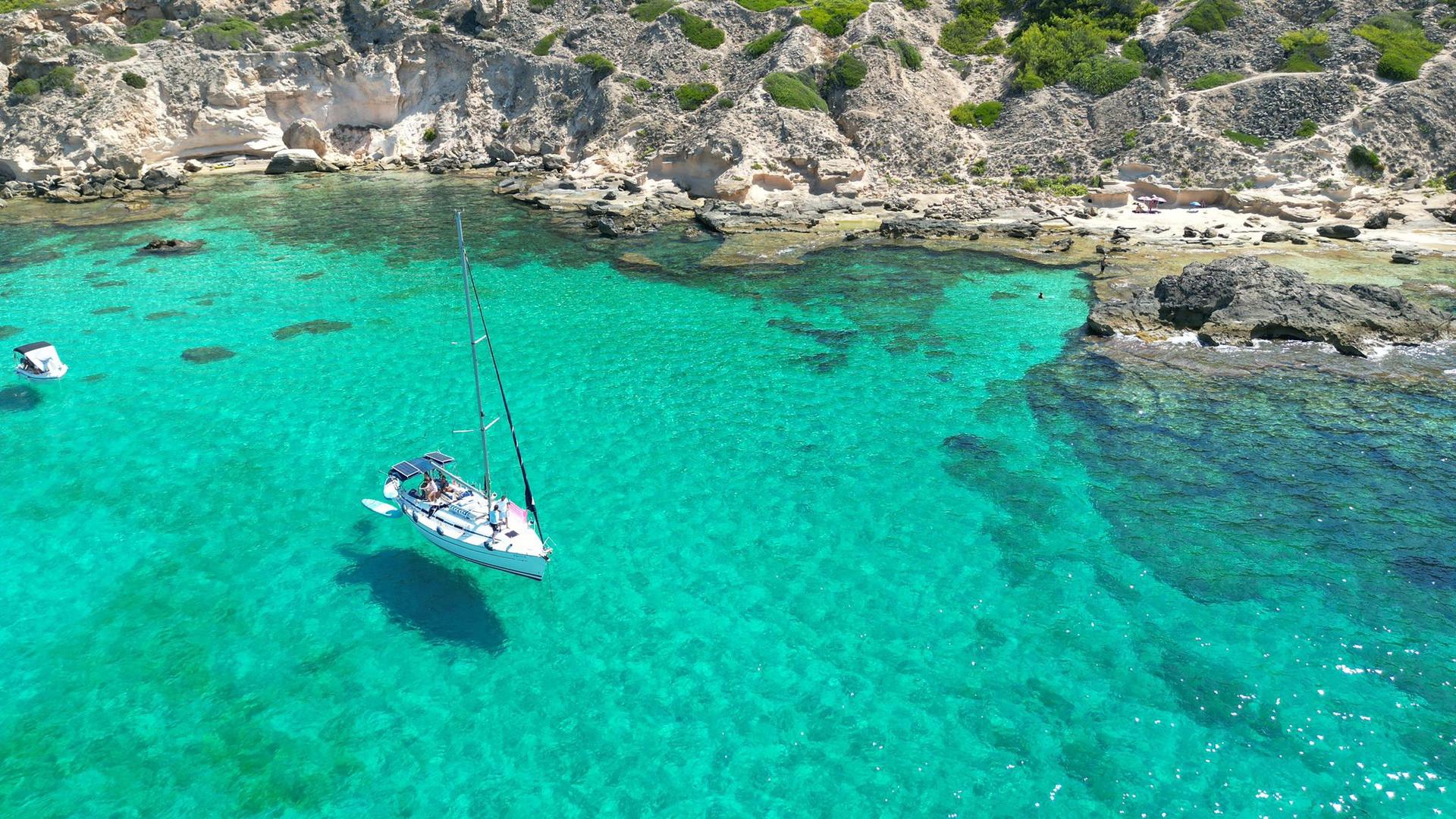 Palma Bay on a sailing boat - small group - Image 1
