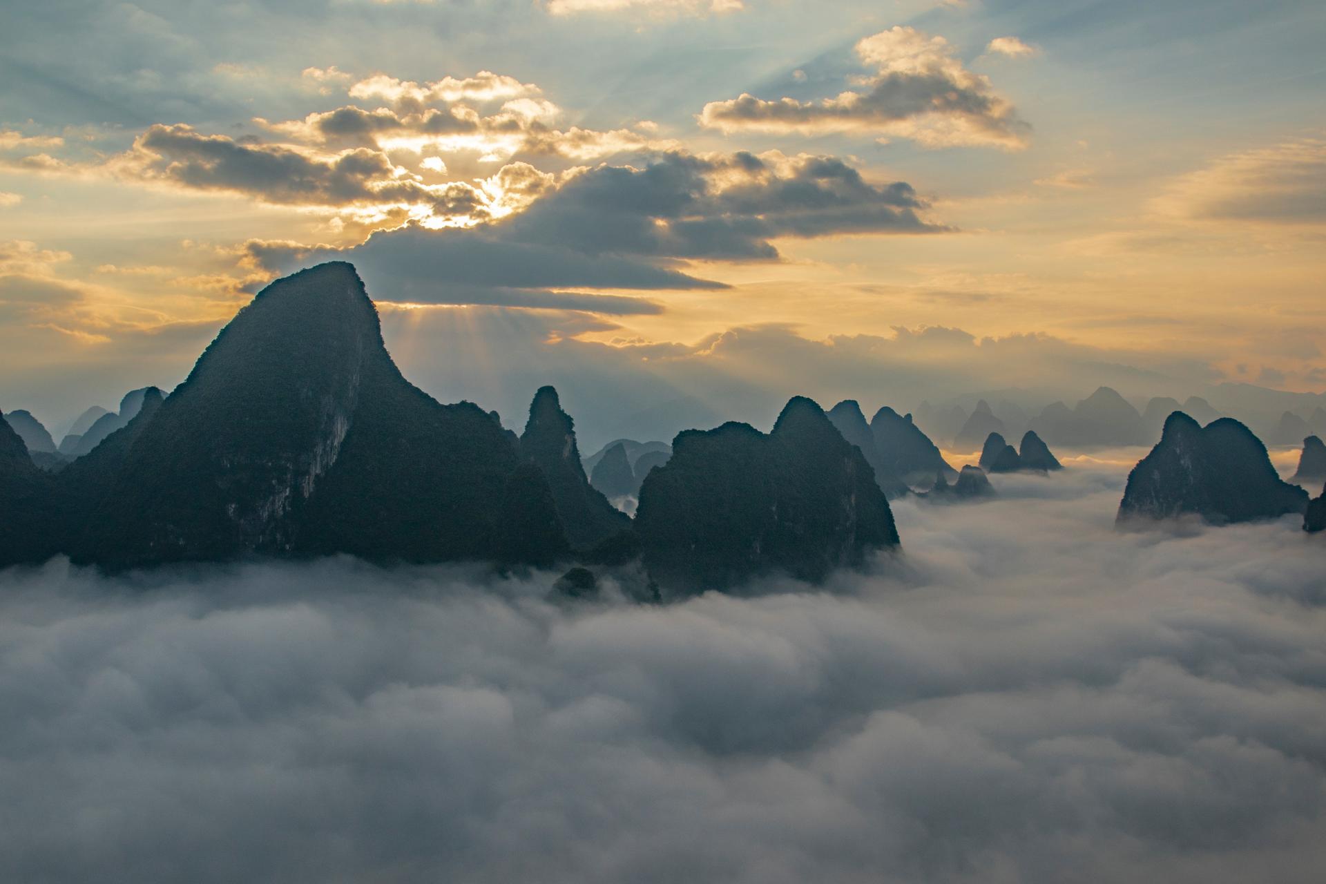 Viewing the Li River from the peak, a half-day leisurely stroll at Xianggong Mountain - Thumbnail 4