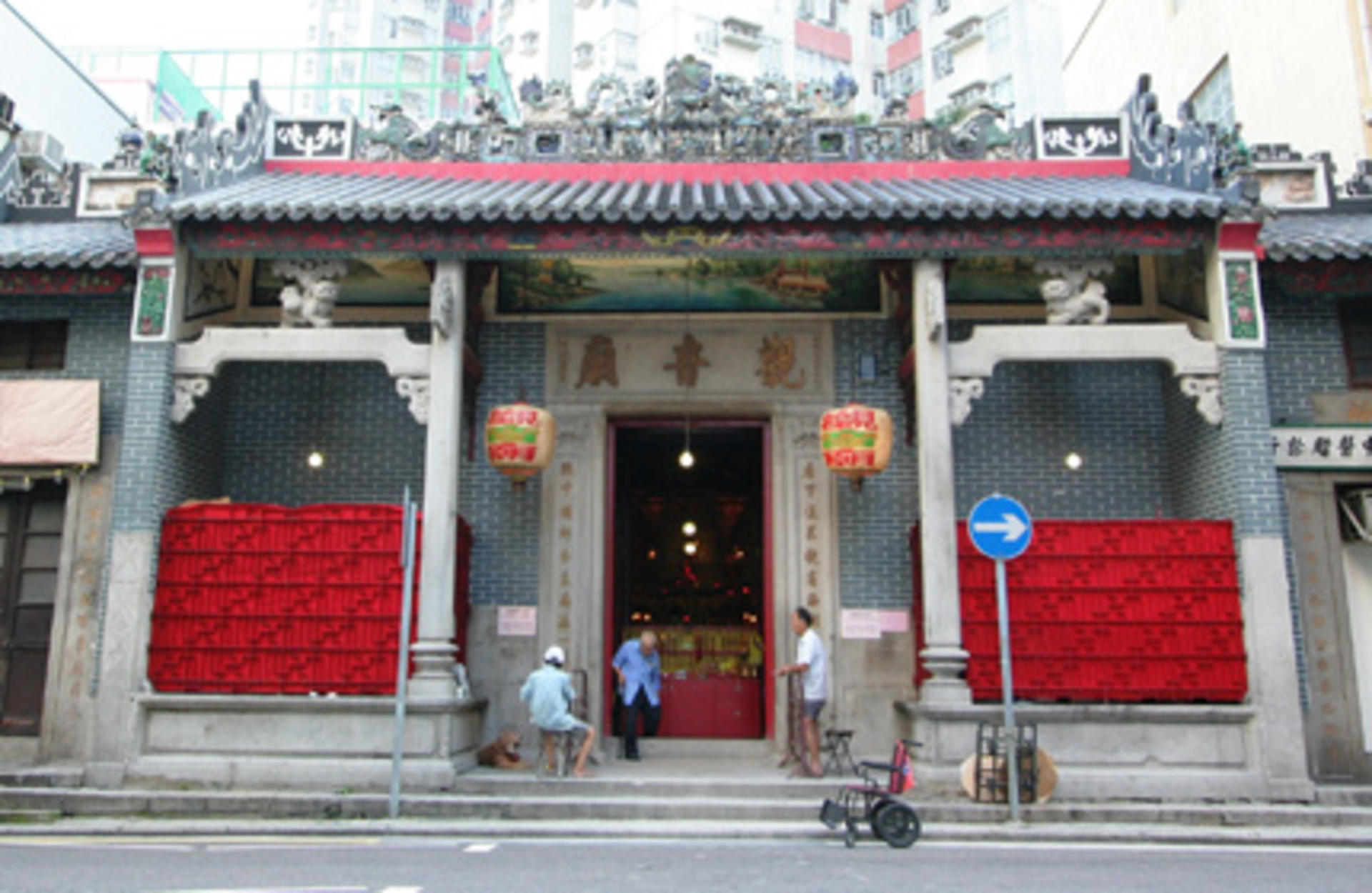 Ultimate Praying Temple Tour in Hong Kong  - Thumbnail 5