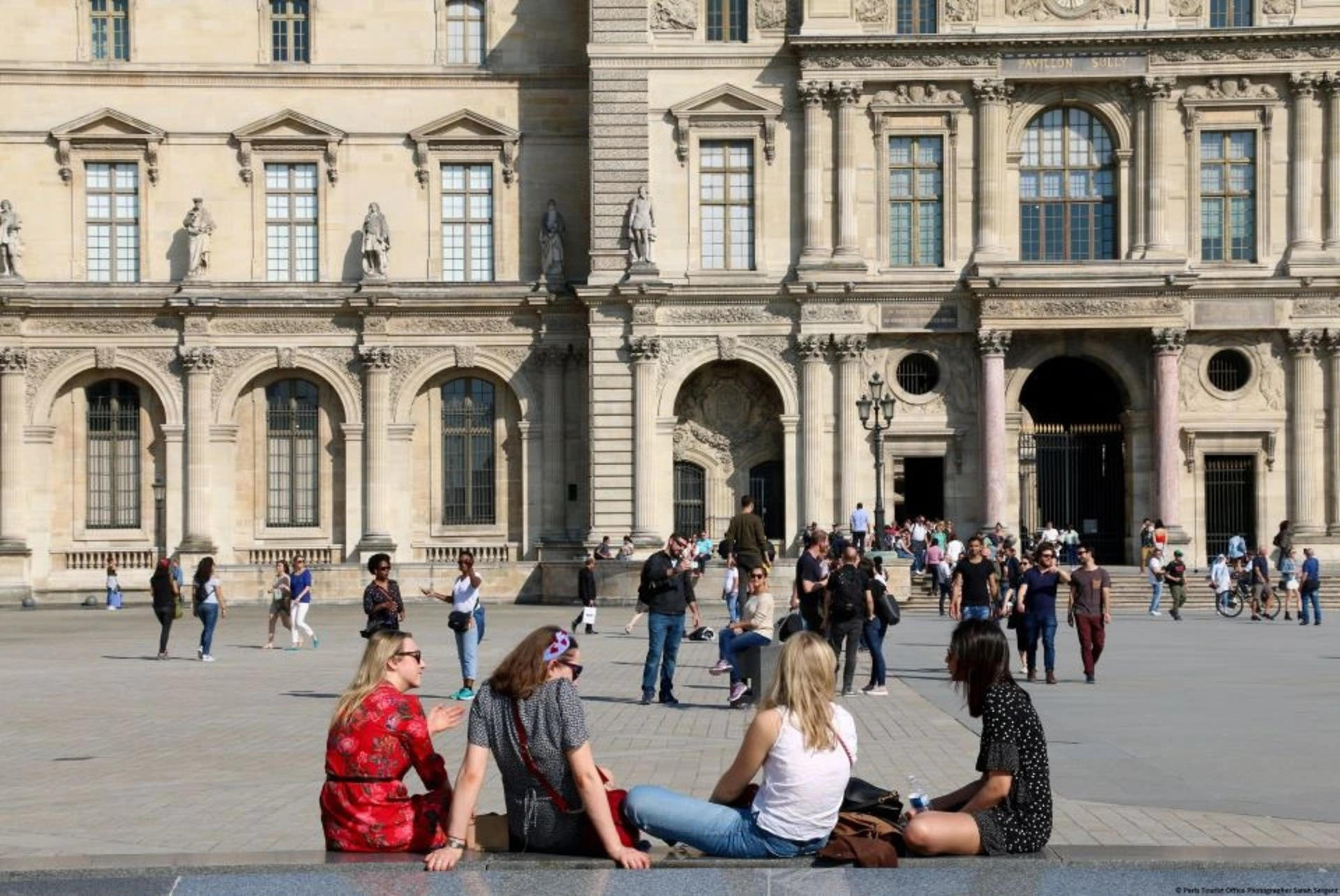 Louvre Museum and Seine River Cruise Tour - Thumbnail 5