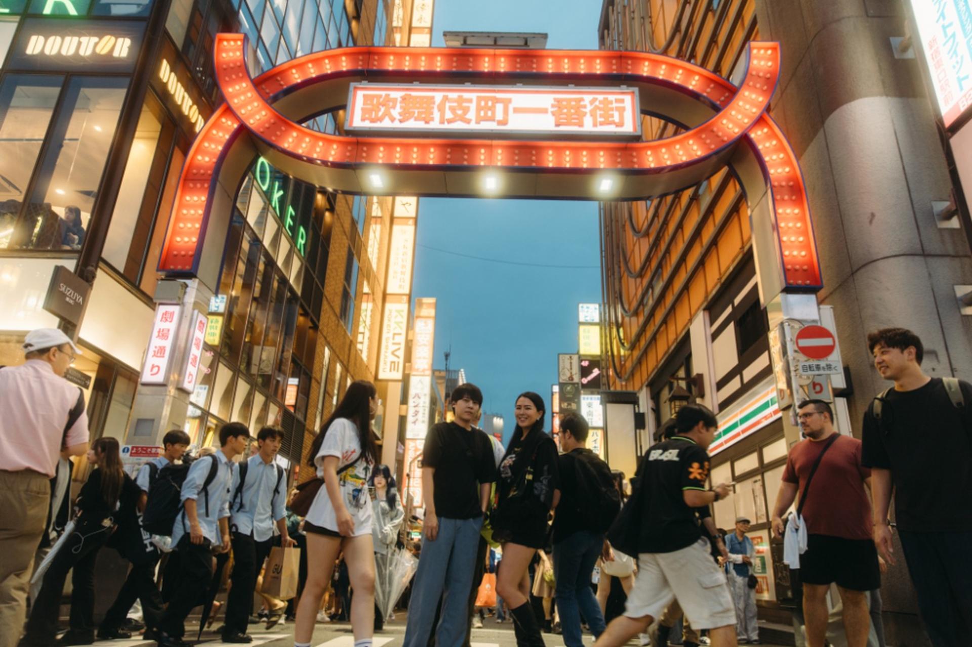 Tokyo Shinjuku Ninja Walking Tour: Kabukicho & Golden Gai (60min) - Thumbnail 8