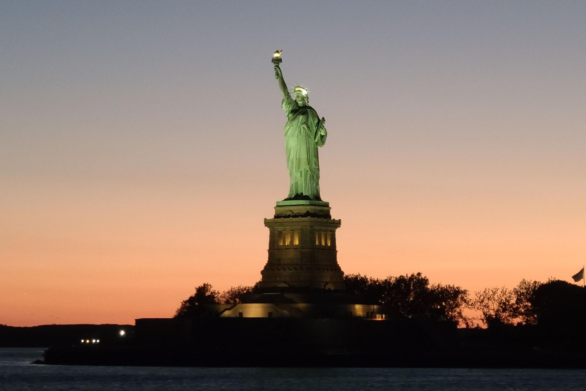 Manhattan Skyline and Statue of Liberty Night Cruise in New York - Thumbnail 4