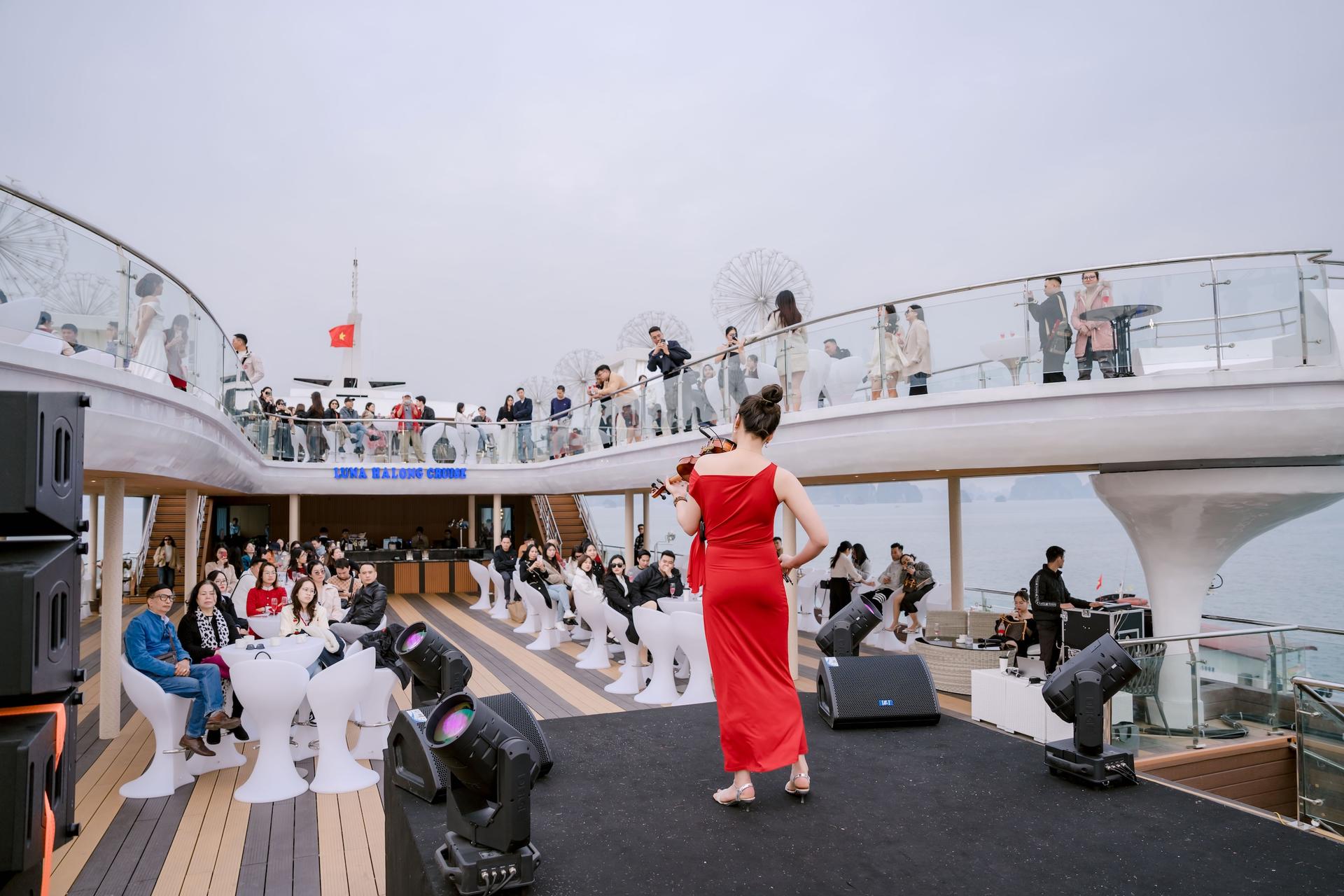 Luna Halong Day Cruise: Ha Long Bay, Sung Sot, Ti Top - Thumbnail 16