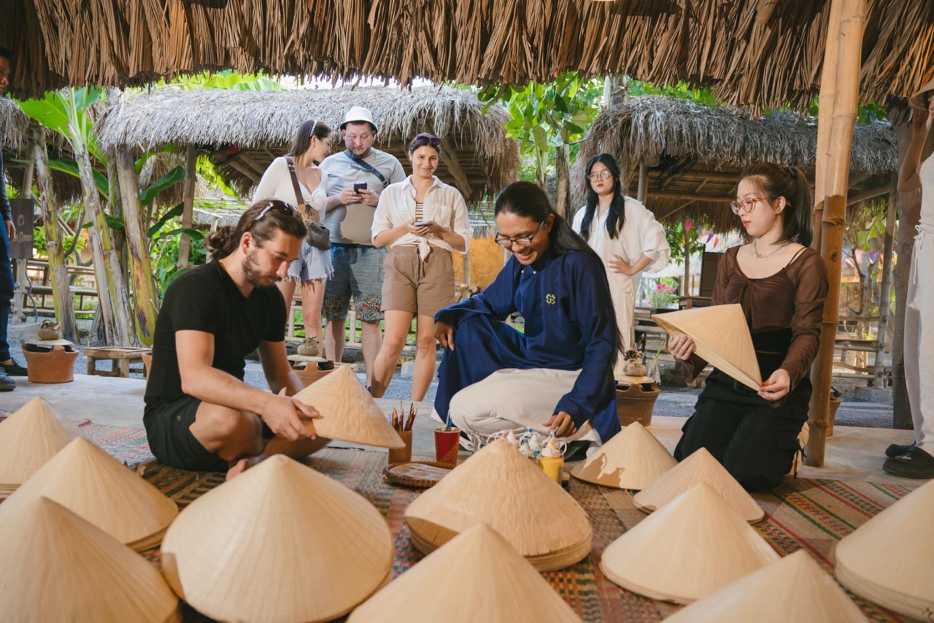 Conical Hat Painting Workshop at Nha Trang Xua with Transfer Option - Thumbnail 8