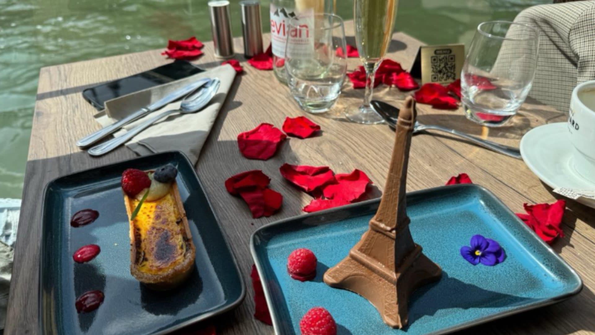 Seine River Cruise with Parisian Lunch or Dinner - Thumbnail 16