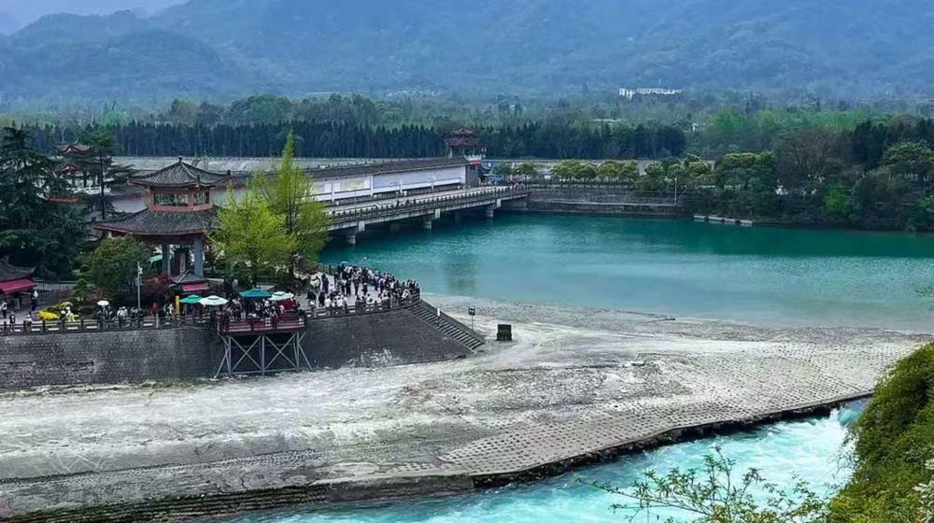 Dujiangyan + Panda Valley 1-Day Tour | Multilingual options available (Chinese / English / Russian / French / Japanese / Korean / Thai / Vietnamese) - Thumbnail 5