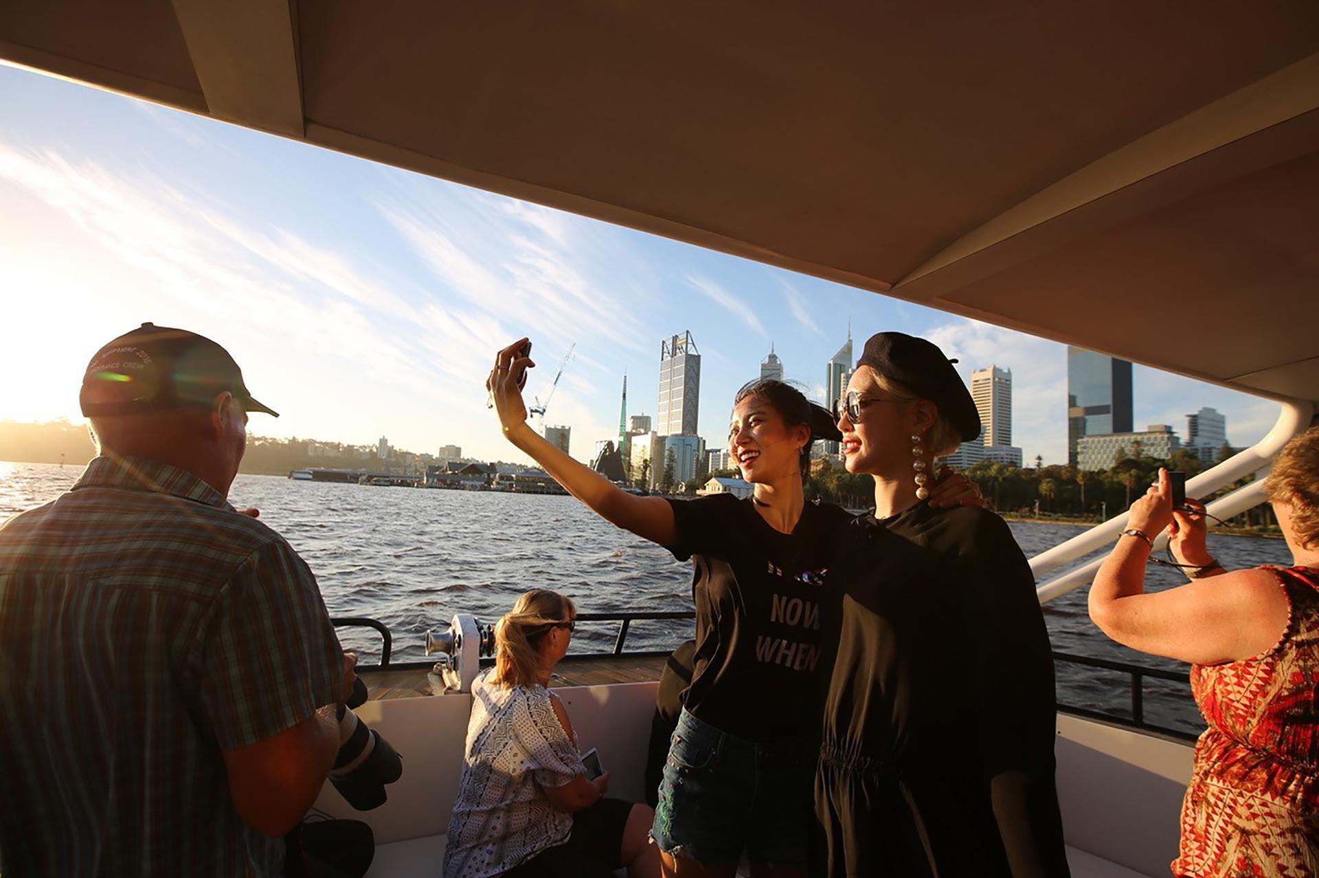 Swan River Dinner Cruise in Perth - Thumbnail 10