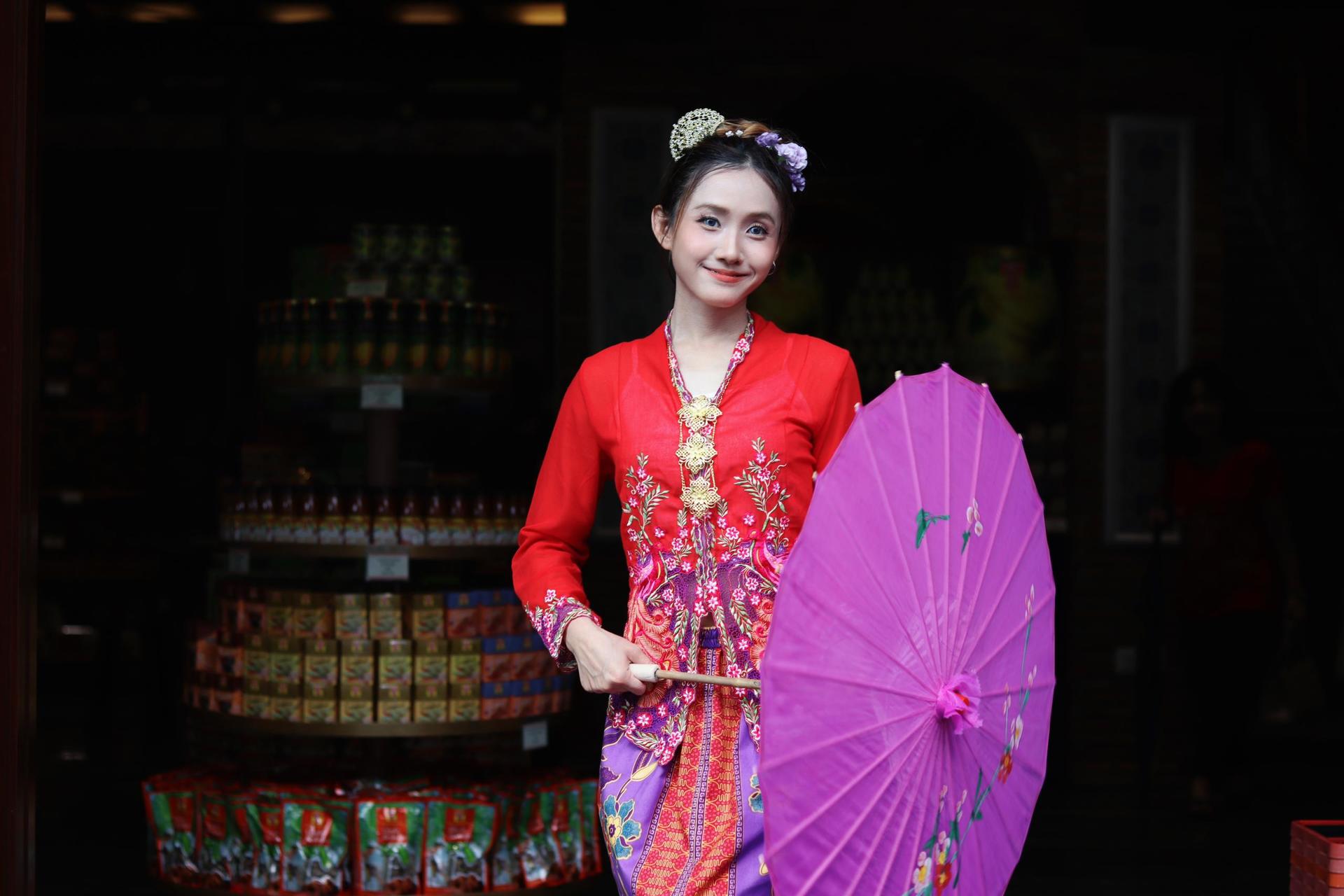 Nyonya Kebaya and Batik Shirt Experience in Malacca - Image 1