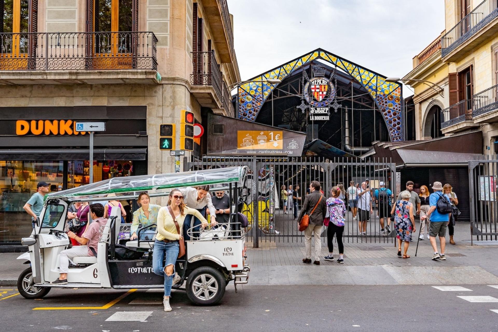 Tuk Tuk Tour in Barcelona - Thumbnail 3