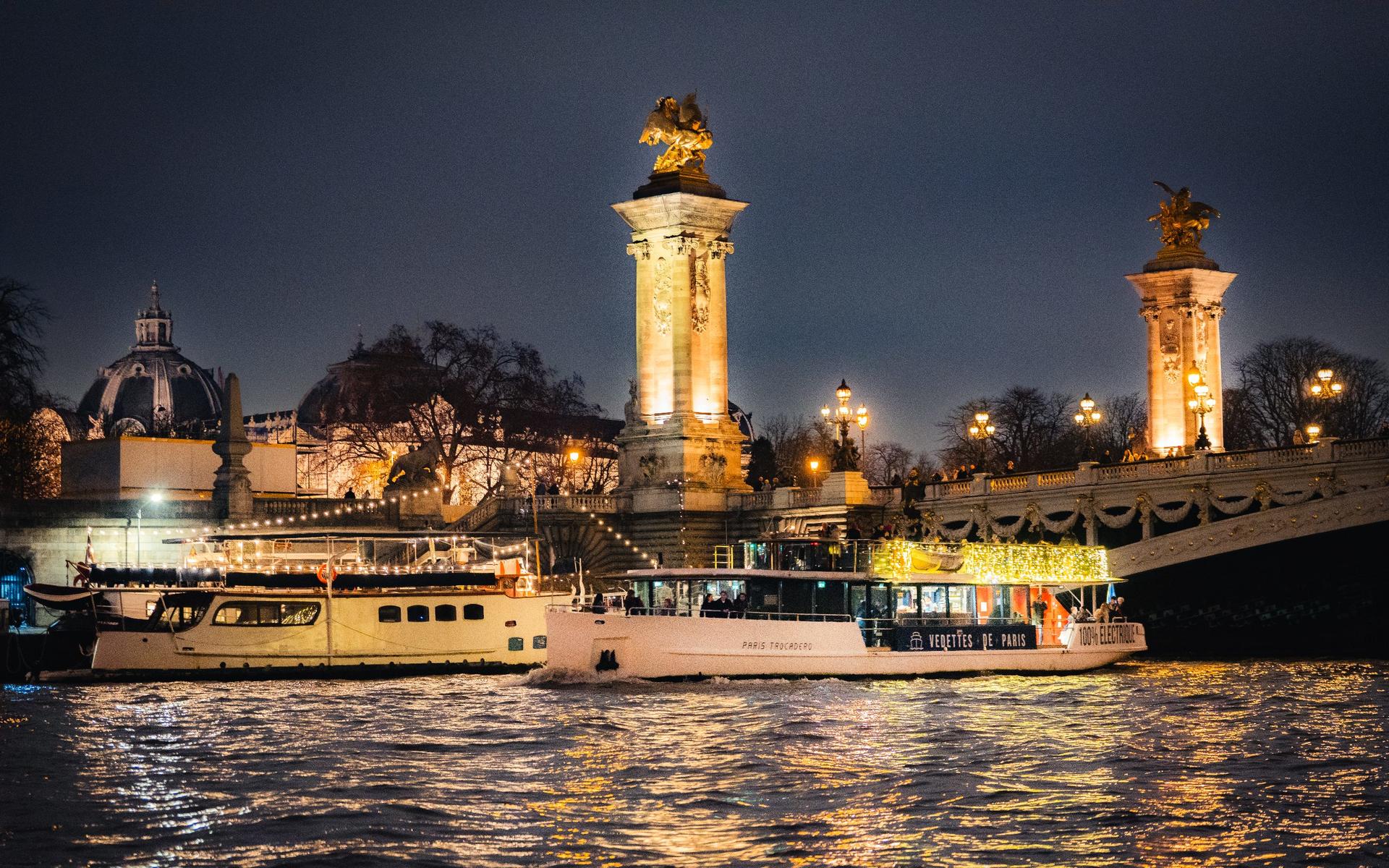 Vedettes de Paris 1-Hour Seine River Musical Sightseeing Cruise - Thumbnail 11
